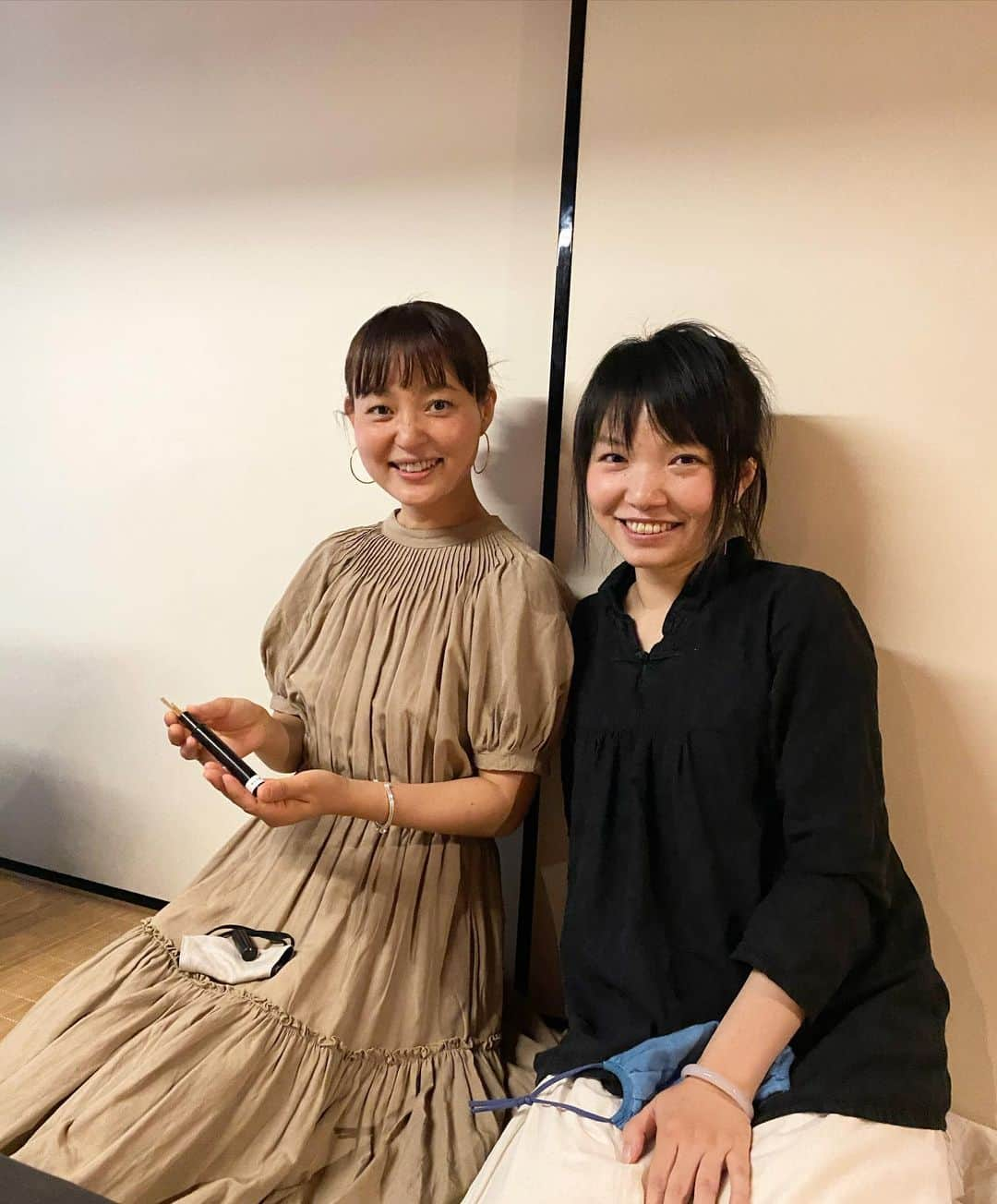 青山有紀さんのインスタグラム写真 - (青山有紀Instagram)「茶人Peruちゃんの台湾茶道教室「留白」に行ってきました。 @ru_haku  今回からは、漢詩を取り入れた茶と文学の時間に。美味しくお茶をいただきながら古人の言をよみとき"道"の根底の学びを得るお教室です。中国語はわかりませんがPeruちゃんが詠むその音やリズムの美しさに惹かれ、意識が一気に時代を超えました。1000年前でも人々の悩みは同じ。愛する気持ち、自然を敬い繋がり、内側の自分と繋がるのも同じ。目を閉じて耳を澄ましPeruちゃんのお茶をいただくと、自然の一部となり外との境界線が溶けて心がほぐれます。 お教室が始まる前に焚かれるお香がまた素晴らしくて🙏✨ 琥珀の最上級の鉱物と千年古樹をブレンドし、10年静かに寝かせたお香は香りの素晴らしさはもちろん、浄化力がすごい。空間と人の邪気を払い波動を上げ免疫力を高めてくれるのを感じます。特に場や人の影響を受けやすい人には浄化にぴったりだと思う✨ 今回のお教室も本当に素晴らしい時間でした✨ありがとう🙏✨ #留白」7月13日 11時55分 - yukiaoya