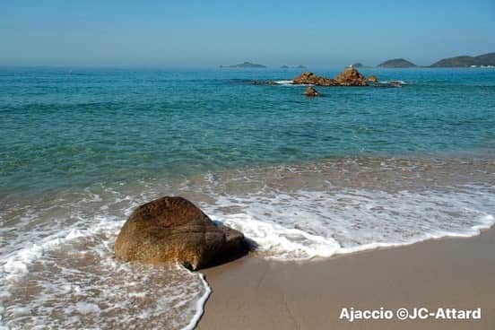 フランス大使館さんのインスタグラム写真 - (フランス大使館Instagram)「【フランスの風景🌄】アジャクシオはコルス南部、西沿岸沿いに位置します。豊かな自然にめぐまれているアジャクシオは美しい海⛵️を見渡せるだけではなく、ワインやチーズ、シャルキュトリなどの様々な美食も楽しめます🧀2012には«芸術と歴史の街»のラベル認証がなされました✨ 📷: @ajaccio.tourisme  . . . Un jour en France 🌄 : au cœur d’un écrin de nature préservé et surplombant la mer, Ajaccio est célèbre pour sa gastronomie locale, notamment son vin, son fromage et sa charcuterie. En 2012, la ville corse a été labellisée « Ville d’art et d’histoire ». 📷: @ajaccio.tourisme」7月13日 11時55分 - ambafrancejp