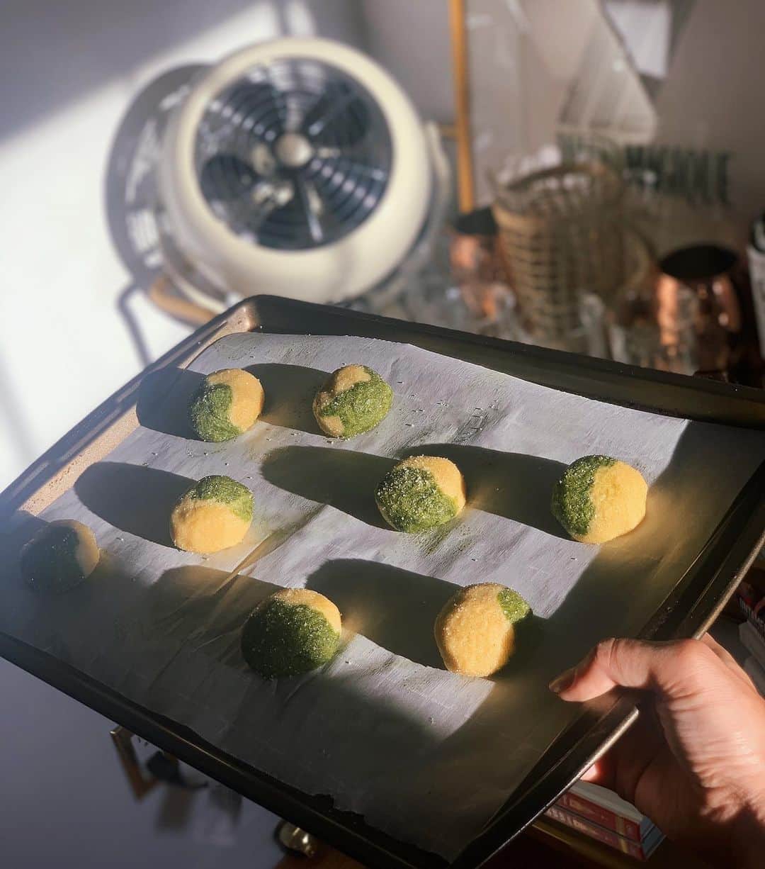 キャシー・ケリーのインスタグラム：「matcha sugar cookies with a side of extra moody lighting  (recipe adapted from @constellationinspiration and matcha powder from @golde 🤗🍵)」