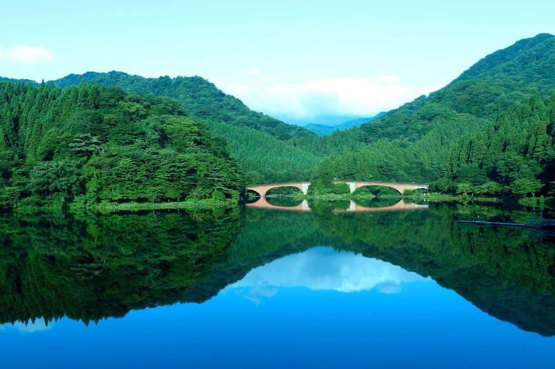 THE GATEのインスタグラム：「【 Lake Usui// #Gumma 】 Lake Usui is a man-made lake in Gunma prefecture that dams the waters of Usui River and Nakao River.  l The lake has a circumference of 1.2 kilometers, and the walk around it is amazing.  l The area is abundant in nature, and is especially stunning in the autumn when the leaves on the trees change colors. l Meganebashi Bridge, the bright, vermillion bridge spanning across the lake, is a popular photo spot.  l This brick bridge was made in 1892, and is the largest arched brick bridge in Japan.  l The bridge is a great place to take a breath during your hike.   . ————————————————————————————— ◉Adress Matsuidamachi Sakamoto, Annaka-shi, Gunma ————————————————————————————— THE GATE is a website for all journeys in Japan.  Check more information about Japan. →@thegate.japan . #Japan #view #travel #exploring #visitjapan #sightseeing #ilovejapan #triptojapan #japan_of_insta #療癒 #instagood #粉我 #赞 #travelgram #instatravel #unknownjapan #instagramjapan #instaday #freshgreen #鲜绿色 #신록 #bundokph #kalilkasan #Hapon #alamsemulajadi #jepun #mendakigunung #mountaineering #usuilake」