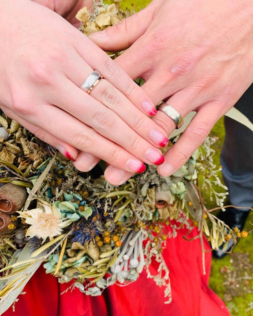 Danke schön ダンケ 金沢 結婚指輪 鍛造さんのインスタグラム写真 - (Danke schön ダンケ 金沢 結婚指輪 鍛造Instagram)「・ ・ 無事に撮影終わりました…と 御報告に😁 ・ ・ お引き渡しが終わった後も こんな風に訪ねて頂ける事は 本当に嬉しいです🙇🏻‍♂️ ・ ・ 📷2:バウアーの指輪をメインに プロのカメラマンに撮影もして 頂けてる事はコレ又！嬉しいです。 ・ ・ これから先 記念日ごとに 同じ構図で指輪を撮影してみるのも 面白いんじゃないかな？と ・ ・ 今は二人の楽しみから 家族が増え子供の手も 一つ増え二つ増え…たりして😁 ・ ・ 記念日に素敵なディナー🍽を されている方も多いとは思いますが ・ ・ 案外‼︎指輪の様を撮り続け記念日を 楽しむと言う方は少ないのでは？ ・ ・ 鍛造削り出しの質に拘った クリスチャンバウアーの指輪を 手にした醍醐味とは ・ ・ 手にした時以上に 時が経てば経つほど ・ ・ 人それぞれの風合い 味わいが楽しめ ・ ・ 唯一無二の指輪の階段を 今度はふたりで登り始めれる事だと 私は思っています。 ・ ・ その経年変化を節目の度に 記録しておいても 楽しいのではないでしょうか？ ・ ・ その楽しみ方を思う存分に 楽しんで頂ける存在感のある 指輪を射止めてくださった二人 ・ ・ 📷:3 リースをブーケにしたの？と 目に止まり伺うと実は妹さんからの プレゼント🎁どうしてもこの撮影の時に…と 思って撮ってもらったそうです。 ・ ・ なるほど🤔 リース⇆ブーケ→新居に飾る ・ ・ 素敵な想い出いっぱいに囲まれての 『真円物語』第二章始まるです。 ・ ・ お店のInstagramの 投稿にも快く大切なお写真を 提供くださって ・ ・ お二人の『真円物語』第二章に ちょっと仲間に入れてもらえたようで これ又！嬉しいです。 ・ ・ 皆さんは結婚指輪に どんな余韻がありますか？ ・ ・ これから探される方は 『余韻』の事もちょっと 考えながらの生涯共に…の 指輪を選ばれてはいかがでしょうか？👋🏻 ・ ・ ・ ・ 鍛造削り出し 🇩🇪クリスチャンバウアー 専門店 『  Danke schön 』 ・ ・ ・ ——Danke————————————— ▪︎トップページ 🔜 @danke2005 ———————————schön———— ・ ・ ・ #christianbauer_kanazawa #クリスチャンバウアー金沢 #金沢結婚指輪 #結婚指輪 #婚約指輪 #鍛造指輪 #北陸花嫁  #結婚指輪探し #鍛造 #ダイヤモンドリング #ブライダルリング  #メンズブライダル #ポルシェ #メルセデスベンツ #金沢クリスチャンバウアー  #旋盤 #工業系 #結婚記念日 #切削 #ポリッシュ #結婚指輪金沢  #金沢 #福井結婚指輪 #富山結婚指輪 #メンズリング #クリスチャンバウアー #エタニティ #福井 #富山 ・ ------------------------------------------ 鍛造削り出し 🇩🇪クリスチャンバウアー 専門店 『  Danke schön 』 ・ • 営業時間 am11:00〜pm9:00 • 定休日 : 木曜日 • 駐車場 : 店舗前OK • ご予約 : 優先 ・ ・ ——Danke————————————— ▪︎トップページ 🔜 @danke2005 ———————————schön————」7月13日 12時01分 - danke2005
