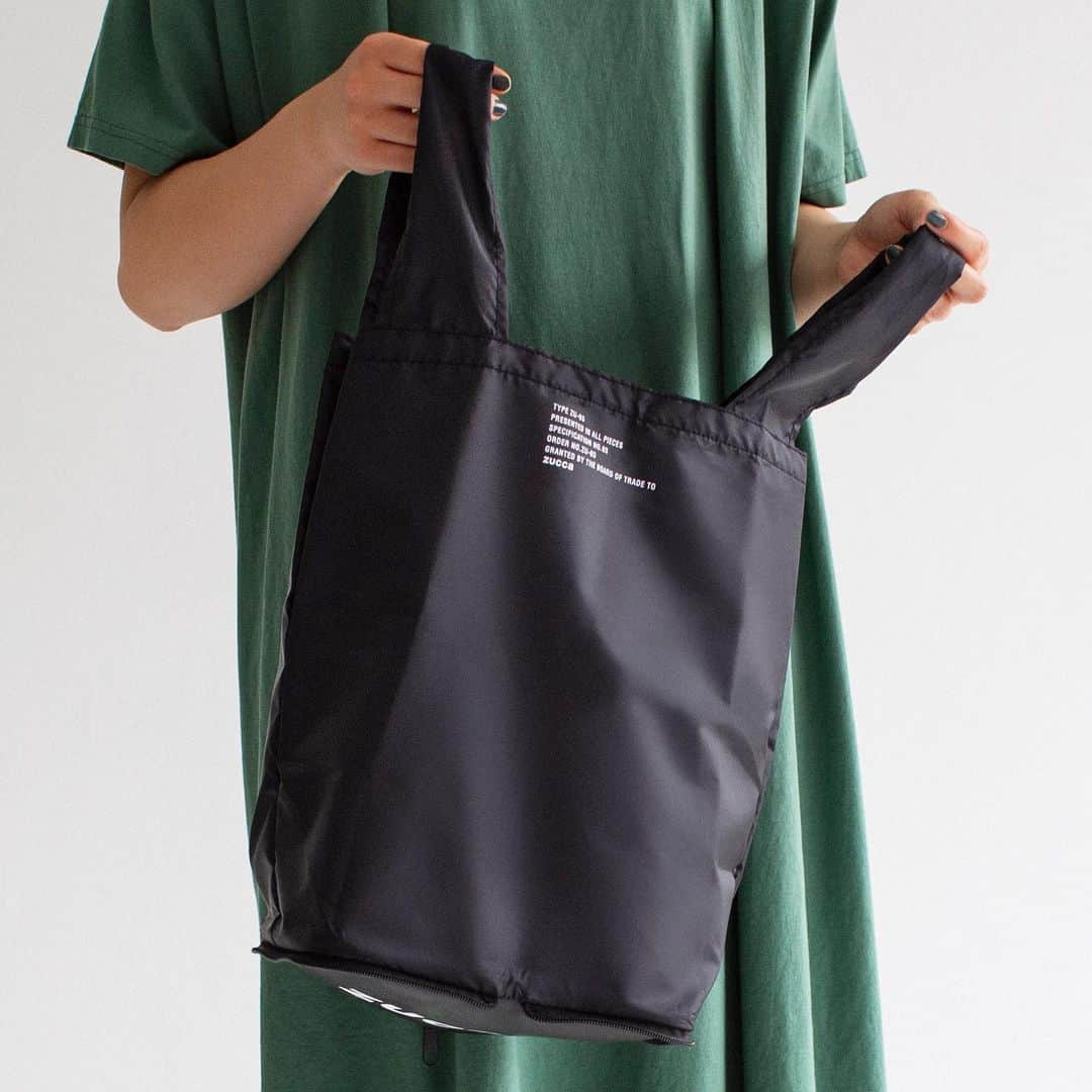 ZUCCa official Instagramさんのインスタグラム写真 - (ZUCCa official InstagramInstagram)「… ファミリーマート限定『ZUCCa SHOPPING BAG BOOK』が、本日より発売。7/1（水）からのレジ袋有料化に伴い、マイバッグを新しい習慣にしたい。コンビニエンスストアのレジ袋のようなデザインのオリジナルショッピングバッグは、バッグをたたんで合皮の底面に収納できるロングセラーの形。ポケッタブルなのに底面に安定感があり、持ち歩く時にも高級感があります。ファミリーマートのお弁当がぴったり入るサイズ＆便利な内ポケット付きでお買い物に大活躍！  発売：2020年7月13日（月） 価格：本体1,350円＋税 展開：全国のファミリーマートの雑誌棚にて限定販売（取り扱いのない店舗もあります） 特別アイテム：ポケッタブルショッピングバッグ サイズ（約）：タテ32 × ヨコ35 × マチ15cm 容量（約）：13L 耐荷重（約）：5kg  @multimedia_tkj @zucca_tokyo #shoppingbag #book #pocketable #bag #familymart #convenience #store #zucca #zuccatokyo #ズッカ #ズッカトウキョウ #ポケッタブルバッグ #ファミリーマート #コンビニ」7月13日 12時03分 - zucca_official