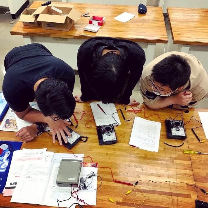 日本工学院さんのインスタグラム写真 - (日本工学院Instagram)「一級自動車整備科では、電子・電気科とコラボして「サーキットテスター制作実習」を開催しました🚗 電気の流れを数値化する機械で、自動車整備に欠かせないツールです❗ . １から作っていく中で、いくつか難所に遭遇...。 でも、クラスメイトと試行錯誤しつつ、無事に完成させることができました✌ . . 「#日本工学院」をチェック！！ 学生が投稿したリアルな日常風景を見ることができますよ！ . . #nihonkogakuin #専門学校 #日本工学院八王子専門学校 #日本工学院専門学校 #教職員投稿写真 #一級自動車整備科 #自動車整備科 #電子電気科 #若きつくりびと #自動車整備士 #自動車整備士の道 #メカニック #ものづくり #自動車 #車好き #車好き男子 #車好き女子  #自動車整備士 #1級整備士 #2級整備士 #一級小型自動車整備士 #性能テスト #国家資格 #電子制御」7月13日 12時06分 - nihonkogakuin