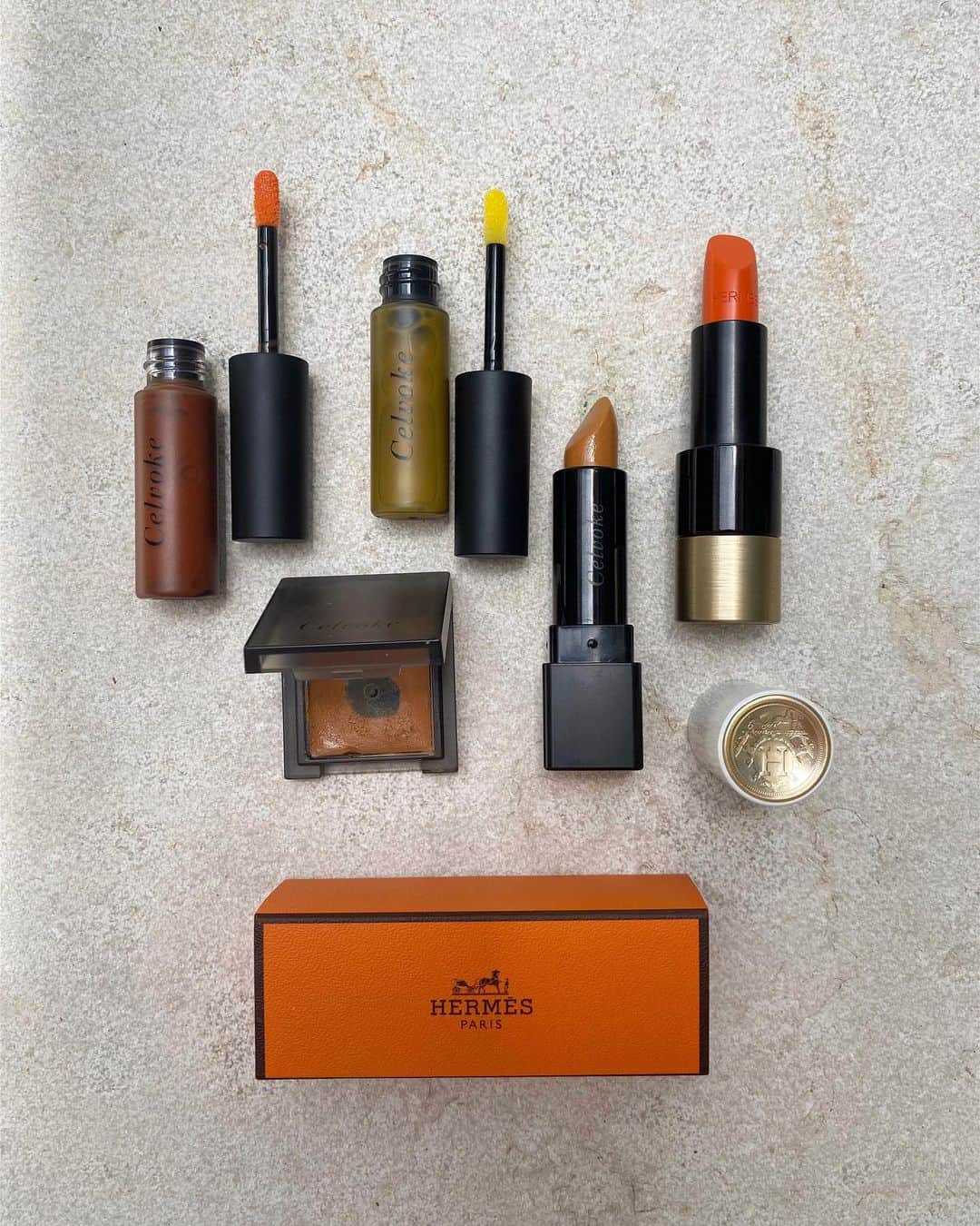 JUNNAのインスタグラム：「🍊メイクの進化  移ろいゆく四季を楽しむように 秋にはブラウン系を加えて 深みを  クラシック、モード、ヴィンテージ、フェミニン つい欲張ってしまう様々なテイストを 融合、調和させたETRÉ TOKYOのスタイルにしっくり  カラーニットとメイク💄🧶 楽しみたい  @etretokyo 今週は昨年の人気アイテム 復興シリーズのご予約スタートです🍂 ペルー産のハンドメイドニットは新色を加えました。  #hermes #celvoke #オレンジカラー #オレンジメイク」
