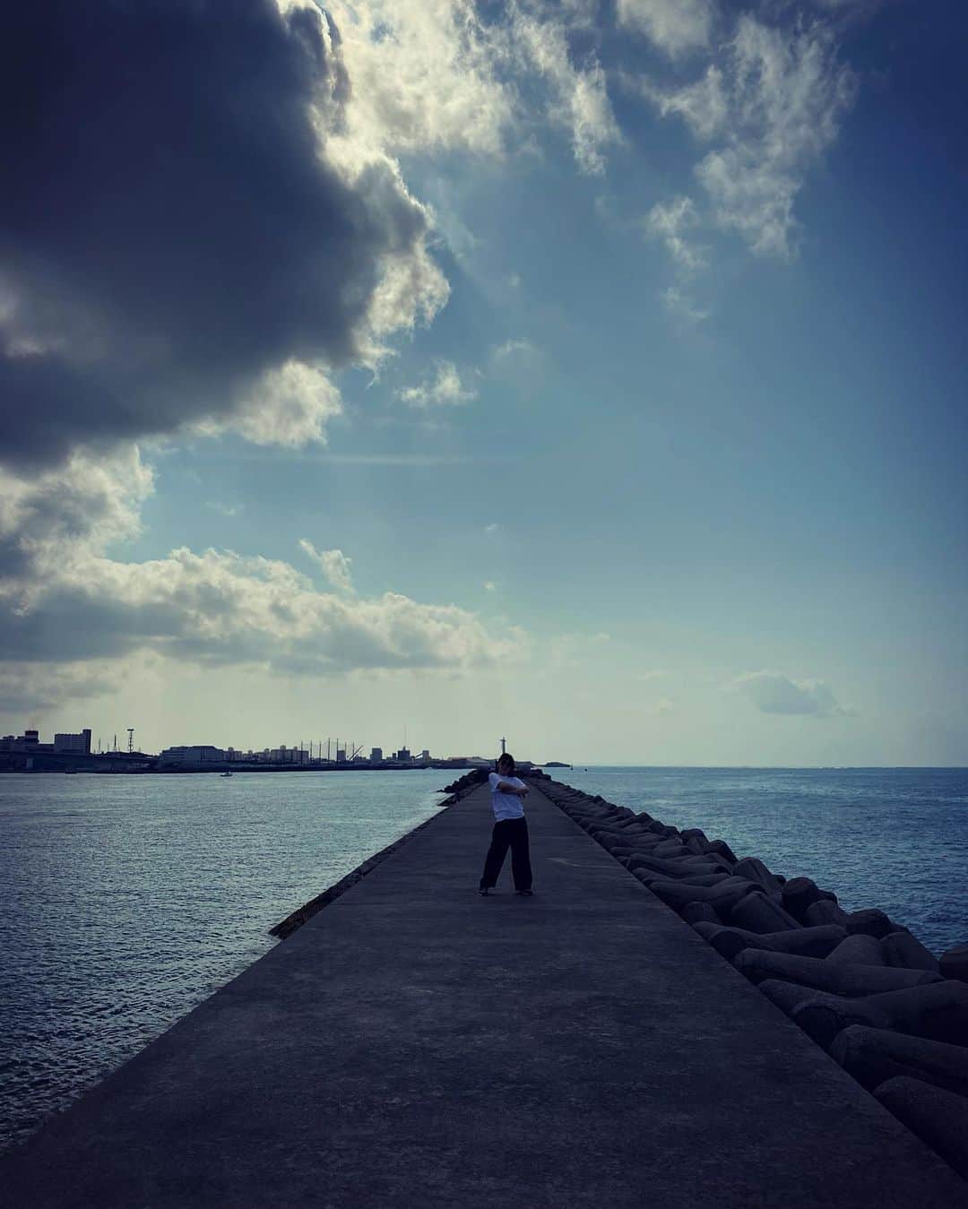 土岐麻子さんのインスタグラム写真 - (土岐麻子Instagram)「目が覚めたらものすごく海に行きたかった。 これはいつかの沖縄で、一枚目はブラックスワン、二枚目はラーメン店の店長をイメージしたポーズを決めた写真です。 とてつもなく横に長いものを目の前にしたい。」7月13日 12時14分 - tokiasako