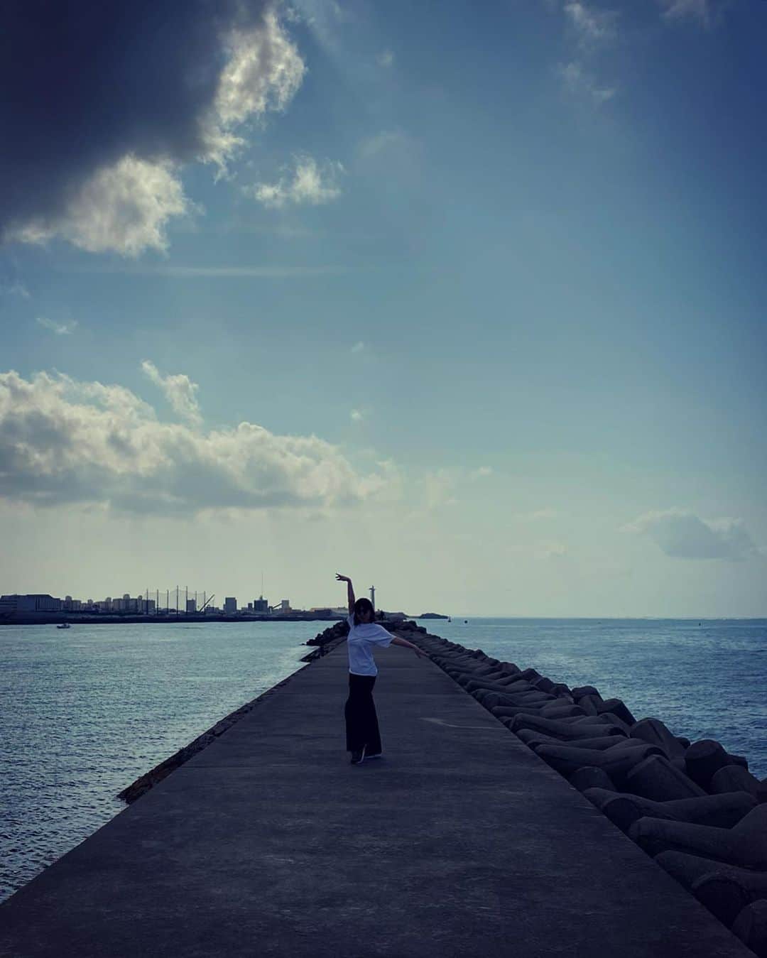土岐麻子さんのインスタグラム写真 - (土岐麻子Instagram)「目が覚めたらものすごく海に行きたかった。 これはいつかの沖縄で、一枚目はブラックスワン、二枚目はラーメン店の店長をイメージしたポーズを決めた写真です。 とてつもなく横に長いものを目の前にしたい。」7月13日 12時14分 - tokiasako