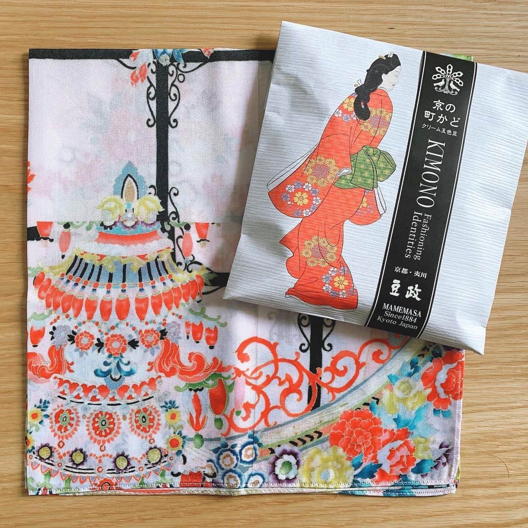 くまみきのインスタグラム：「昨日の興奮冷めやらず、特別展「きもの KIMONO」の感想文をnoteにアップしました✍️﻿ ストーリーズから飛べますのでよかったら✨﻿ ﻿ お土産には「振袖 淡紅綸子地宮殿模様（うすべにりんずじきゅうでんもよう）」のハンカチと、豆政クリーム五色豆を買って帰りました♡﻿ かわいい...かわいすぎる...🤤💗﻿ いけてよかったぁ〜✨﻿ #着物 #きもの #KIMONO #東京国立博物館 #見返り美人」