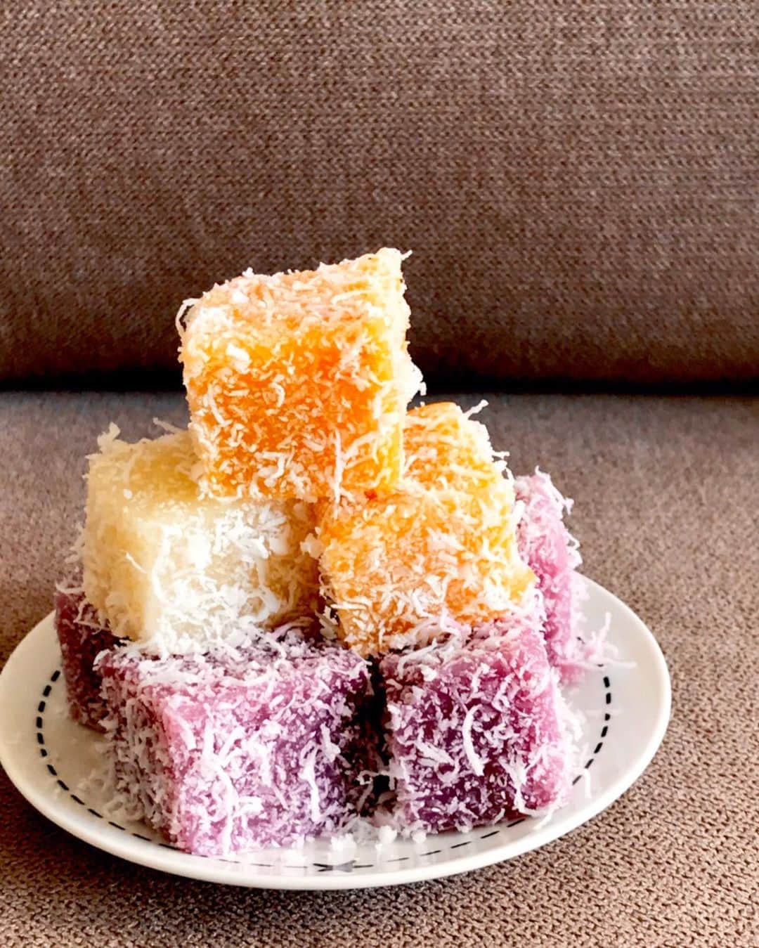 Li Tian の雑貨屋さんのインスタグラム写真 - (Li Tian の雑貨屋Instagram)「Wet mornings with Kueh Kosui ☔️   First time trying the orange/purple sweet potato versions and found myself gravitating towards them more than the usual pandan gula melaka ones 🧡💜🧡These cubes (8 for $3.20) are delicately springy and sweetness just right to lift your spirits for the day    • • • #singapore #desserts #igersjp #yummy #love #sgfood #foodporn #igsg #ケーキ  #instafood #gourmet #beautifulcuisines #onthetable #snacks #cafe #sgeats #f52grams #bake #sgcakes #kueh #feedfeed #pastry #foodsg #breakfast #cheapeats #musttry #coconut」7月13日 12時24分 - dairyandcream