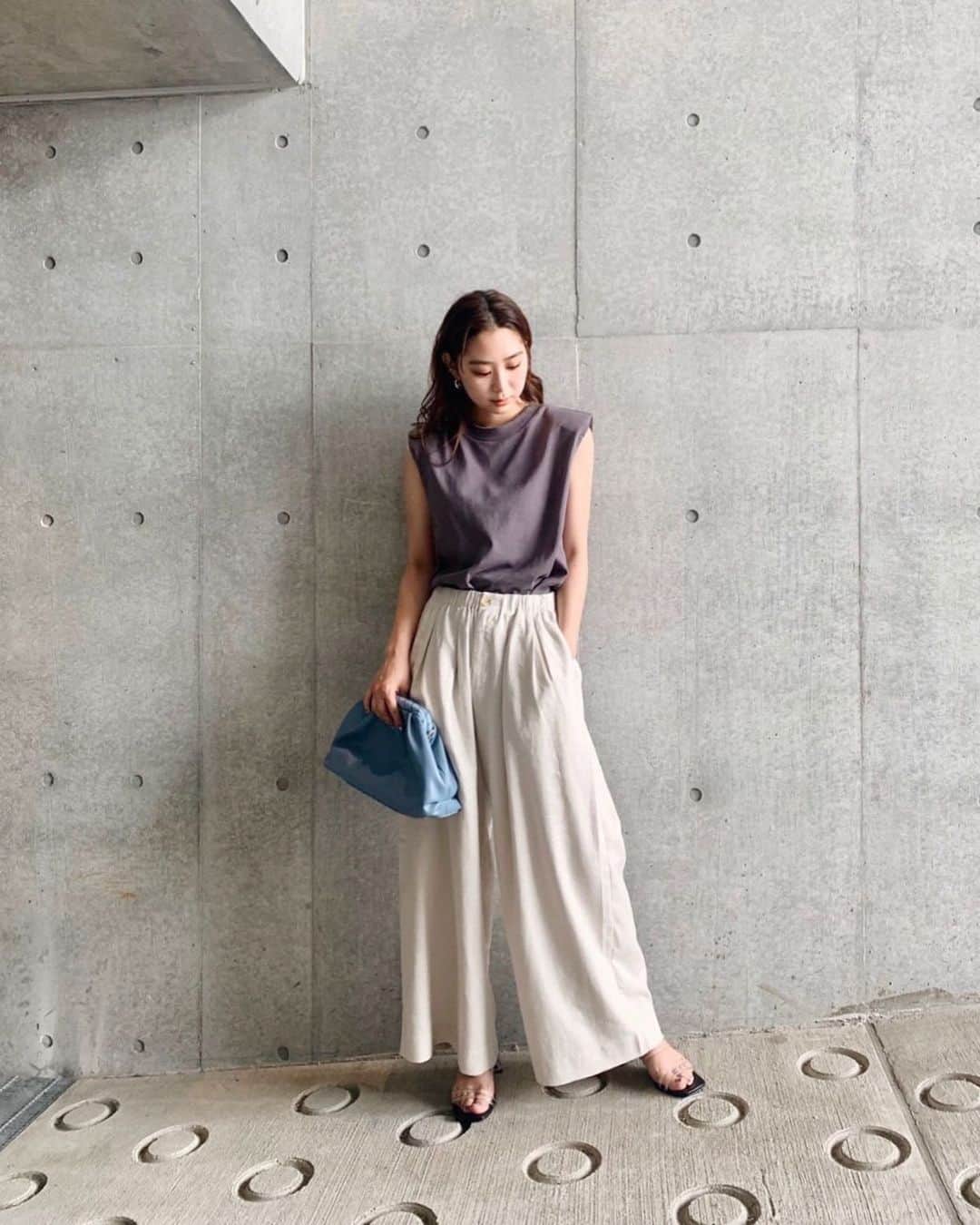 MOUSSY SNAPさんのインスタグラム写真 - (MOUSSY SNAPInstagram)「#MOUSSYSNAP Erika 162cm ㅤㅤㅤㅤㅤㅤㅤㅤㅤㅤㅤㅤㅤ SHOULDER PAT SLEEVELESS TEE(010DS380-0750) HIGH WAIST DRAWSTRING PANTS(010DS330-2430) FAUX LEATHER GATHER MINI BAG(010DSB51-2120) #MOUSSYCapsuleCollection  #MOUSSY_CC VINYL STRAP SANDALS(010DSW52-1390) ㅤㅤㅤㅤㅤㅤㅤㅤㅤㅤㅤㅤㅤ #MOUSSY」7月13日 12時35分 - moussysnap