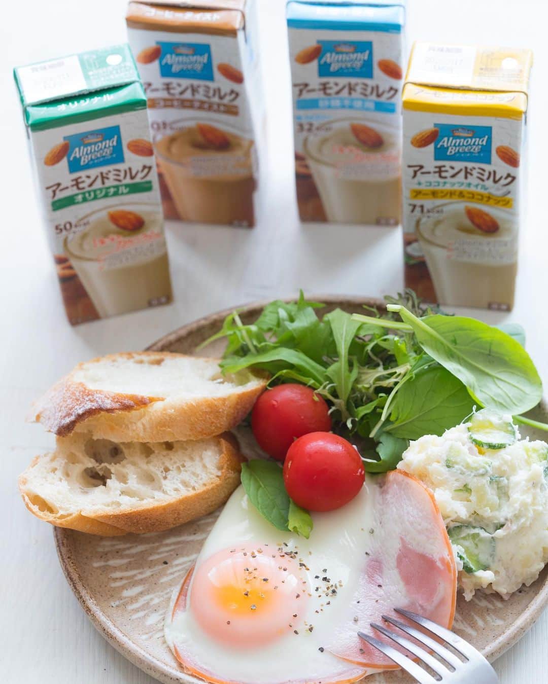 アーモンド・ブリーズのインスタグラム：「少し早く目覚めた日は朝食を手作り🍳 . 普段は簡単に済ます朝ごはんを丁寧に準備できた日は、いつもより自分を大事にできた気がします🍀 . 今日のアーモンドミルクはどのフレーバーにしようかな？🥛 . . #ブルーダイヤモンドアーモンド #アーモンドブリーズ #アーモンドミルク #productofcalifornia #madewithcaliforniaalmonds #bluediamondgrowers #almondbreeze #bluediamondalmonds #アーモンド #ビタミンE #あさごパン #今日の朝ごはん #家族ごはん #朝はパン派 #朝パン #パンのある毎日 #主食はパン #バゲット #プレートごはん #朝ごはんプレート #おうちカフェ #ポテトサラダ #ポテサラ」