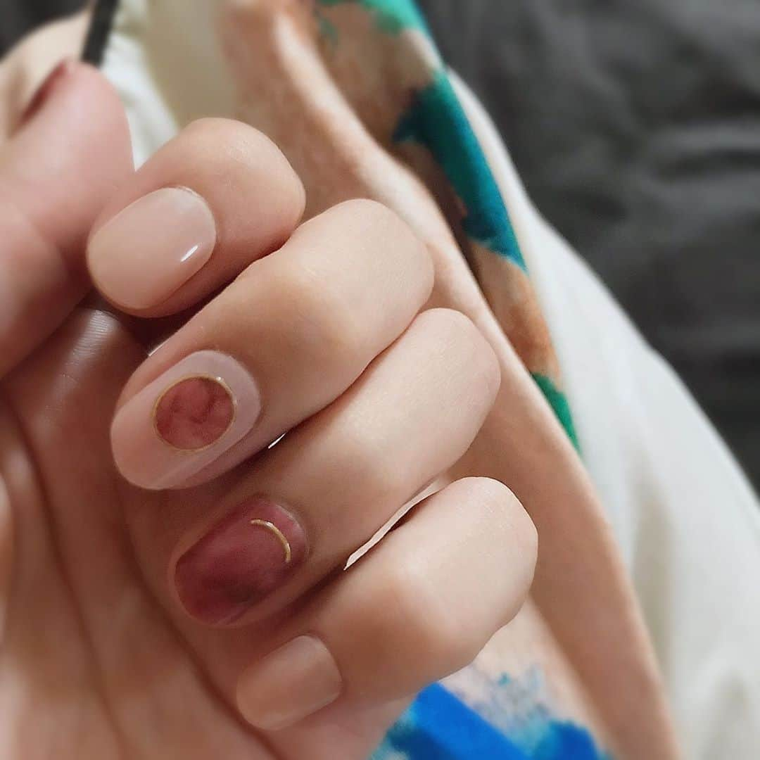 みづちゃのインスタグラム：「マニキュアだと時間かかるし匂いゆのんいるから気になって シールネイル💅 初めてかったけど便利ねぇ🤭 ↑おばさんみたい笑笑 . . . #シール #ネイル #ピンク #可愛い  #instagood」