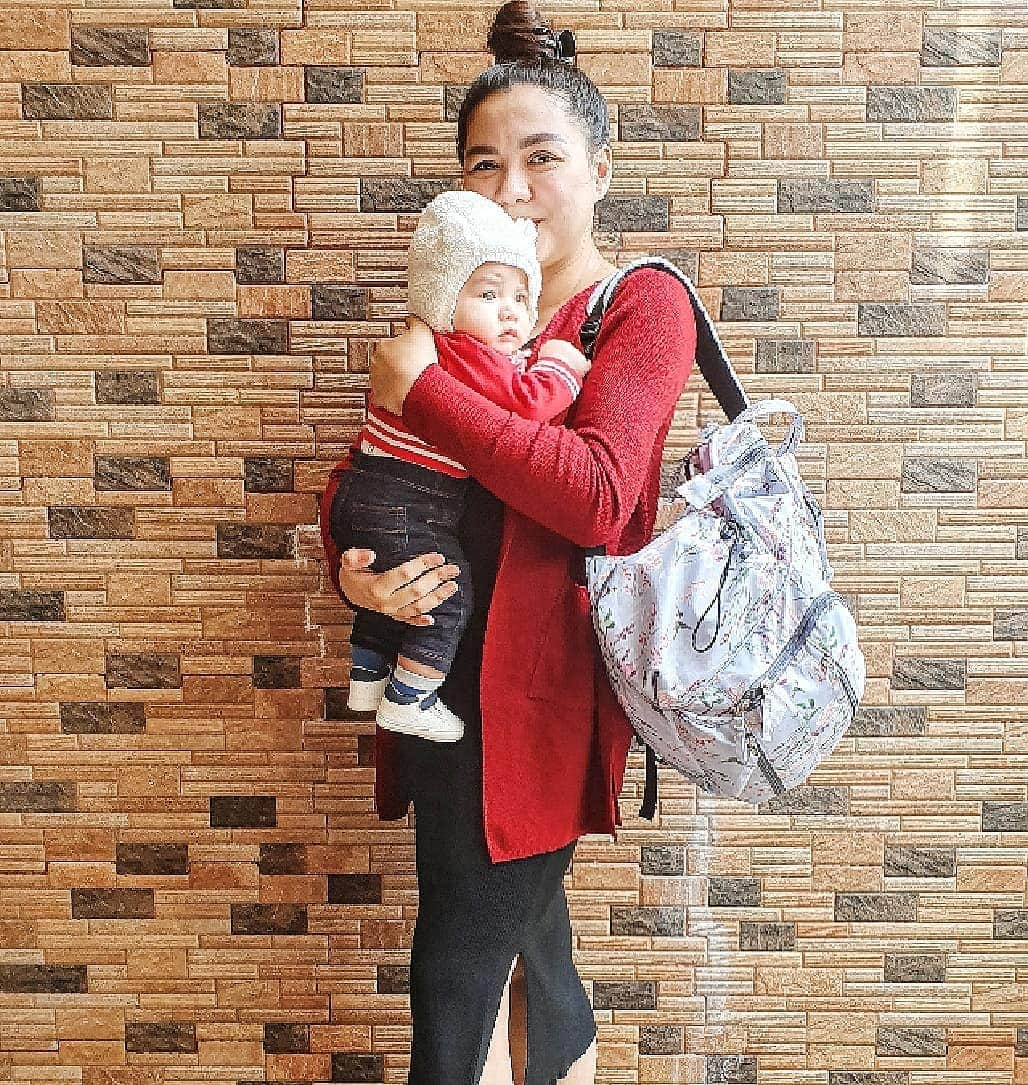 Vicky Shuさんのインスタグラム写真 - (Vicky ShuInstagram)「Halloo dearr kita mau Jalan jalaan duluu. Haha sebenernya ini foto beberapa waktu lalu mau vaksin ke dokter. Baby GUINANDRA masih 1,5bulanan. Karena cuma dibatasi hanya 1 pengantar dan anak jadi bawa harus yang super ringkes dan memudahkan ngapa2innyaaa. Salah satunya bawa ranselllll super keceee iniiiiii. Yang ngikutin aku dari dulu tahuu pasti aku sering pakai diapers bag dari @babygoinc selalu cinta sama pembagian kompartemen di tas nyaa. Jadi gampangin banget mau ngapa2innya. Truusss super ringaaan dan happy banget waktu tahu ada design baru yg bungaaa bungaaa inii. Tipe AEON HUMMINGBIRD duuh Langsungg ngincer cer cerrr hahaha.  #babygoinc #aeondiapersbag」7月13日 12時52分 - vickyshu