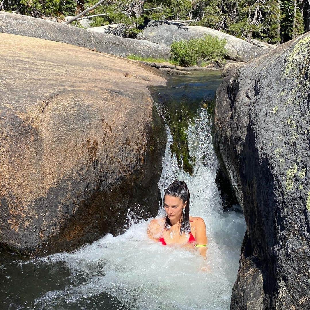 アンドレア・フエンテスのインスタグラム：「Nature: “Andrea meet paradise, paradise meet Andrea” 💦thank you @xeroshoes for protecting my feet and make feel barefoot at the same time!」