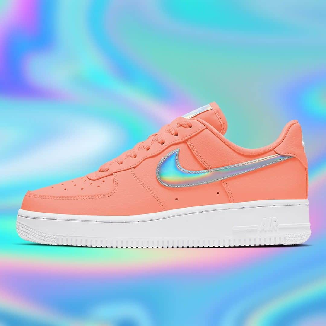 Sneaker Newsさんのインスタグラム写真 - (Sneaker NewsInstagram)「Nike's iridescent swoosh movement continues with a vivid "Atomic Pink" colorway of the Air Force 1. This women's release is dropping soon in the US, but is available now overseas. Link in bio for details.」7月13日 13時00分 - sneakernews