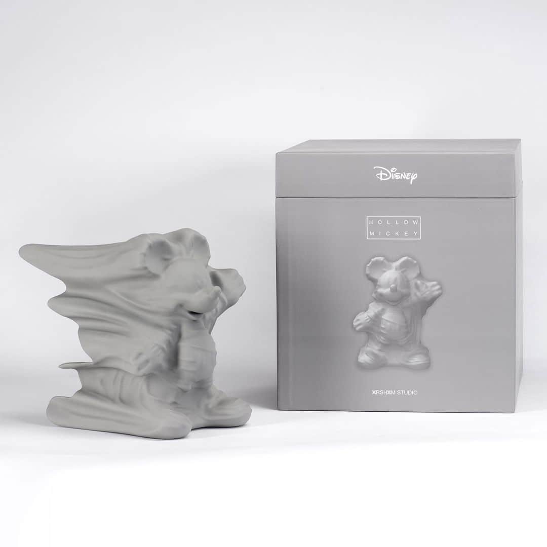 HYPEBEASTさんのインスタグラム写真 - (HYPEBEASTInstagram)「@hypebeastart: @danielarsham continues his limited collectible figure offerings with @apportfolio and @disney with a new gray ‘Hollow Mickey’ sculpture. One year after the first collaboration, the figure utilizes the same Disney ‘Thru the Mirror’-inspired motif and represents the other half of the white version. It’s limited to a batch of 500 and will drop over at the APPortfolio web store on July 15 for $1,650 USD.⁠⠀ Photo: APPortfolio」7月13日 13時00分 - hypebeast