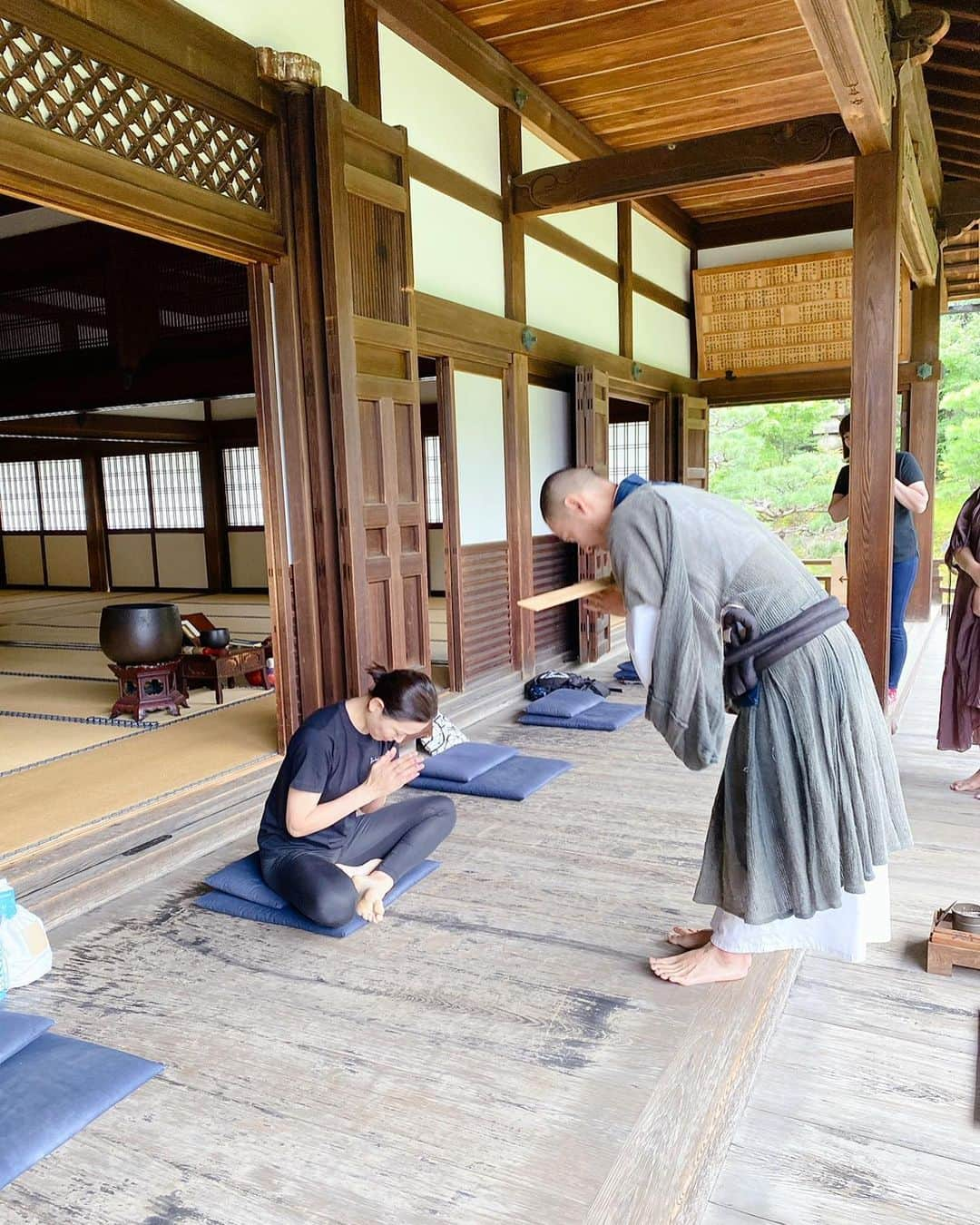 黒沢祐子さんのインスタグラム写真 - (黒沢祐子Instagram)「・ ・ 建仁寺両足院にて7時半からの坐禅体験へ  坐禅とは、無になる、煩悩を消しさる…とか 人それぞれ解釈があるし、坐禅指導者によっても 何が正解かもそれぞれ  今回は『自分と自分以外の境目を見つける』が テーマの坐禅。視点がとても興味深かった  わたしが思った坐禅とは『己と向き合い、己を知る』かな？  小雨の降る佳き朝でした  ・ ・ #life #kyoto #ZAZEN #坐禅体験 #両足院 #コクハク　#イケメン僧侶に叩かれたいという煩悩の塊な私 #人間らしい😂」7月13日 13時03分 - yukowedding