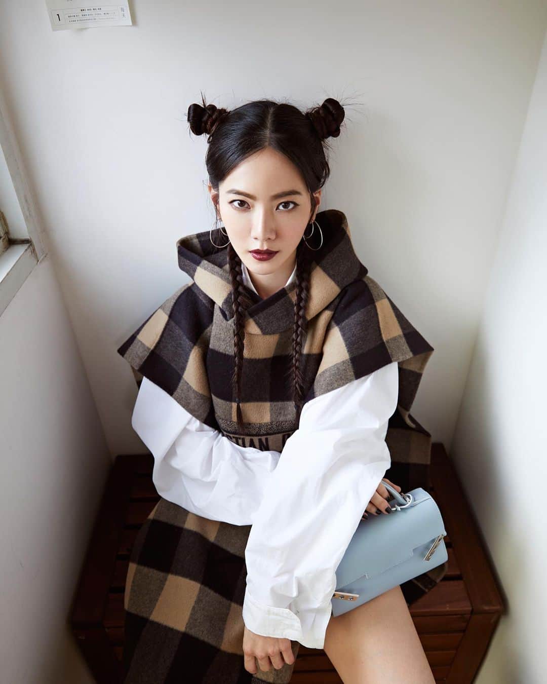 Vogue Taiwan Officialさんのインスタグラム写真 - (Vogue Taiwan OfficialInstagram)「#VogueFashionNow  藝人玩自拍🤳﻿ 我們的曾之喬aka 大家愛翻天的聊姐喬喬，當然也參加了VOGUE舉辦的藝人居家自拍大片的遊戲，即使是居家自拍，喬喬還是超仔細地化妝、還綁了一個雙包子頭，太可愛❤️﻿ ﻿ 喬喬 @chiaochiaotzeng 一向喜歡學院風的風格，所以她穿了Dior 的早秋新品格紋披肩，喬說這件披肩超舒服的觸感根本像裹了高級毛毯，不僅適合外出穿、也好適合穿了懶懶在家啊。﻿ ﻿ 曾之喬穿搭：﻿ 格紋毛料披肩 @dior  淺藍色包包 @delvaux  白襯衫 私物﻿ 短褲 私物﻿ ﻿ ✨挑戰沒有攝影棚 沒有專業攝影師，自己在家幫Vogue拍大片 更多內容請看Vogue.com.tw﻿ ﻿ #Vogue7月號 #PLAY #居家自拍 #好友互拍  #TheGameofFashion﻿ ﻿ 🖊 #YvonneTsai﻿」7月13日 13時18分 - voguetaiwan