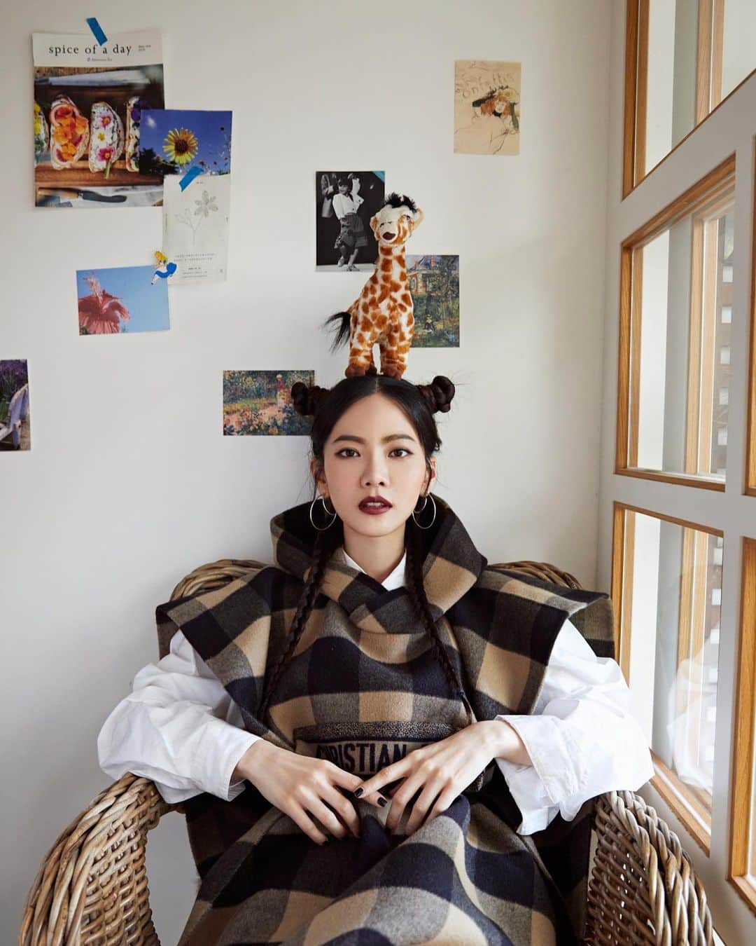 Vogue Taiwan Officialさんのインスタグラム写真 - (Vogue Taiwan OfficialInstagram)「#VogueFashionNow  藝人玩自拍🤳﻿ 我們的曾之喬aka 大家愛翻天的聊姐喬喬，當然也參加了VOGUE舉辦的藝人居家自拍大片的遊戲，即使是居家自拍，喬喬還是超仔細地化妝、還綁了一個雙包子頭，太可愛❤️﻿ ﻿ 喬喬 @chiaochiaotzeng 一向喜歡學院風的風格，所以她穿了Dior 的早秋新品格紋披肩，喬說這件披肩超舒服的觸感根本像裹了高級毛毯，不僅適合外出穿、也好適合穿了懶懶在家啊。﻿ ﻿ 曾之喬穿搭：﻿ 格紋毛料披肩 @dior  淺藍色包包 @delvaux  白襯衫 私物﻿ 短褲 私物﻿ ﻿ ✨挑戰沒有攝影棚 沒有專業攝影師，自己在家幫Vogue拍大片 更多內容請看Vogue.com.tw﻿ ﻿ #Vogue7月號 #PLAY #居家自拍 #好友互拍  #TheGameofFashion﻿ ﻿ 🖊 #YvonneTsai﻿」7月13日 13時18分 - voguetaiwan