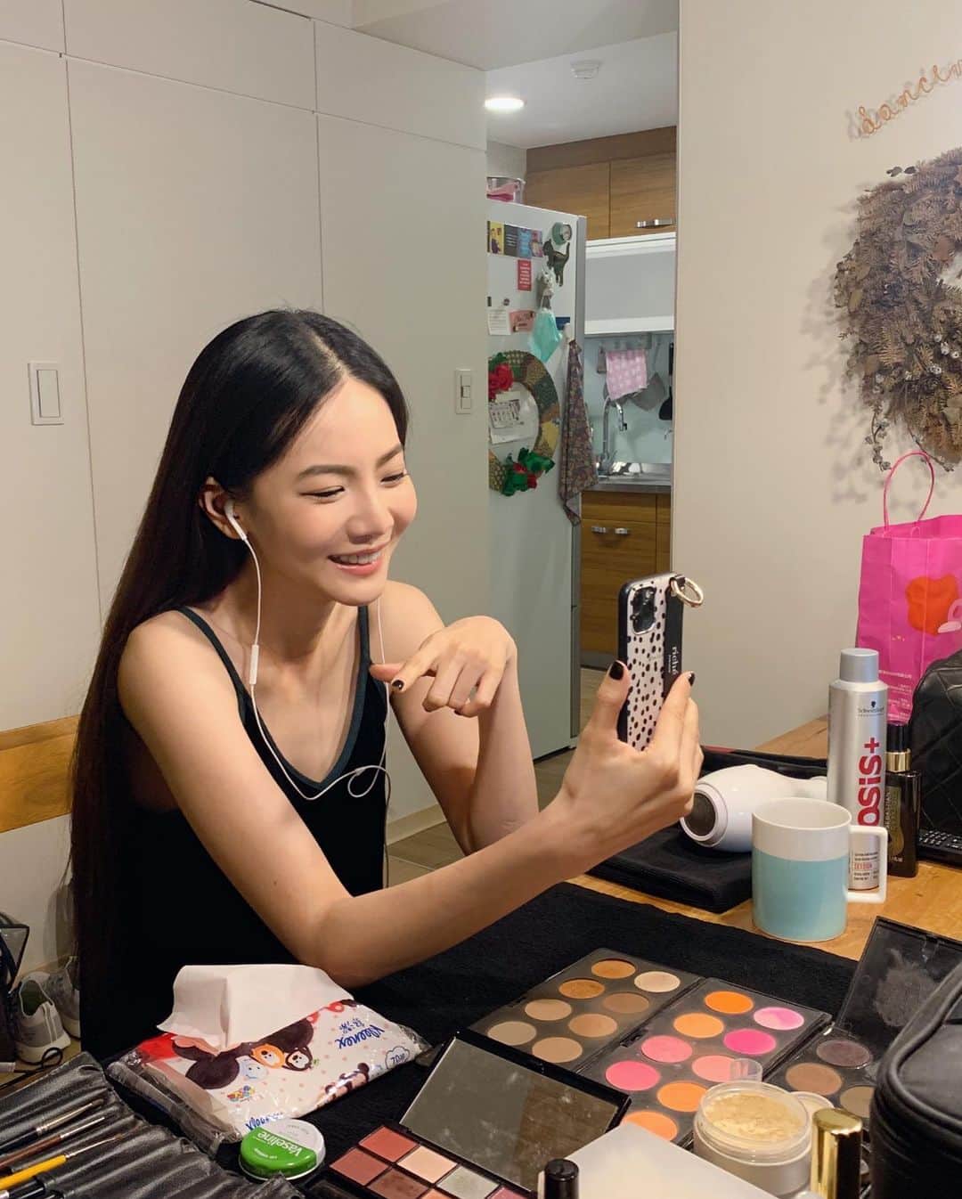 Vogue Taiwan Officialさんのインスタグラム写真 - (Vogue Taiwan OfficialInstagram)「#VogueFashionNow  藝人玩自拍🤳﻿ 我們的曾之喬aka 大家愛翻天的聊姐喬喬，當然也參加了VOGUE舉辦的藝人居家自拍大片的遊戲，即使是居家自拍，喬喬還是超仔細地化妝、還綁了一個雙包子頭，太可愛❤️﻿ ﻿ 喬喬 @chiaochiaotzeng 一向喜歡學院風的風格，所以她穿了Dior 的早秋新品格紋披肩，喬說這件披肩超舒服的觸感根本像裹了高級毛毯，不僅適合外出穿、也好適合穿了懶懶在家啊。﻿ ﻿ 曾之喬穿搭：﻿ 格紋毛料披肩 @dior  淺藍色包包 @delvaux  白襯衫 私物﻿ 短褲 私物﻿ ﻿ ✨挑戰沒有攝影棚 沒有專業攝影師，自己在家幫Vogue拍大片 更多內容請看Vogue.com.tw﻿ ﻿ #Vogue7月號 #PLAY #居家自拍 #好友互拍  #TheGameofFashion﻿ ﻿ 🖊 #YvonneTsai﻿」7月13日 13時18分 - voguetaiwan