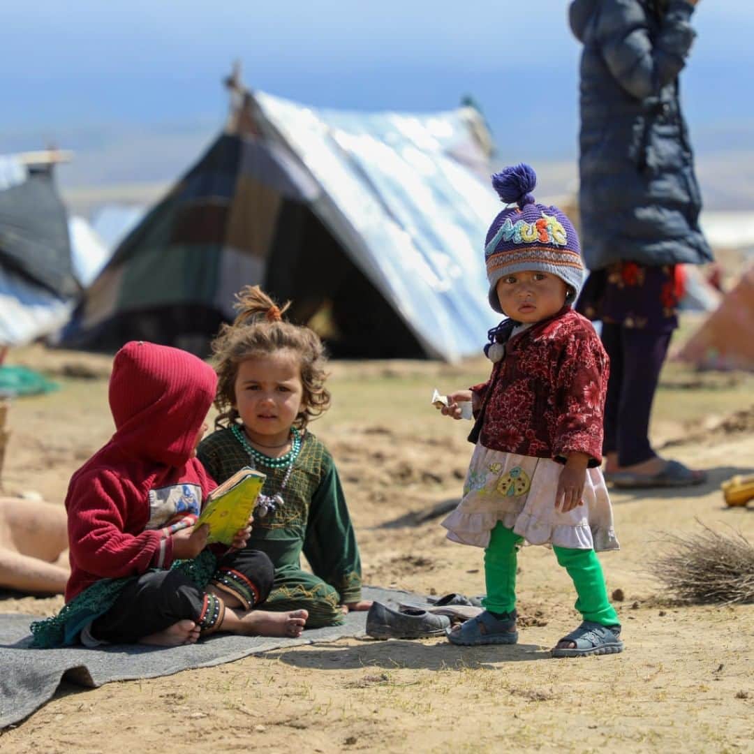 unicefさんのインスタグラム写真 - (unicefInstagram)「These little children are playing outside their tent at a UNICEF-supported camp for families displaced by conflict in Afghanistan. As we respond to #COVID19, we’re also providing food, shelter and other lifesaving support to children and their families living in crowded camps - in some of the world’s toughest countries. Help save lives by tapping the link in our bio. Every donation will be matched by @theofficialpandora, up to $1M. #oneloveoneheart © UNICEF/UNI321519/Fazel」7月13日 13時15分 - unicef