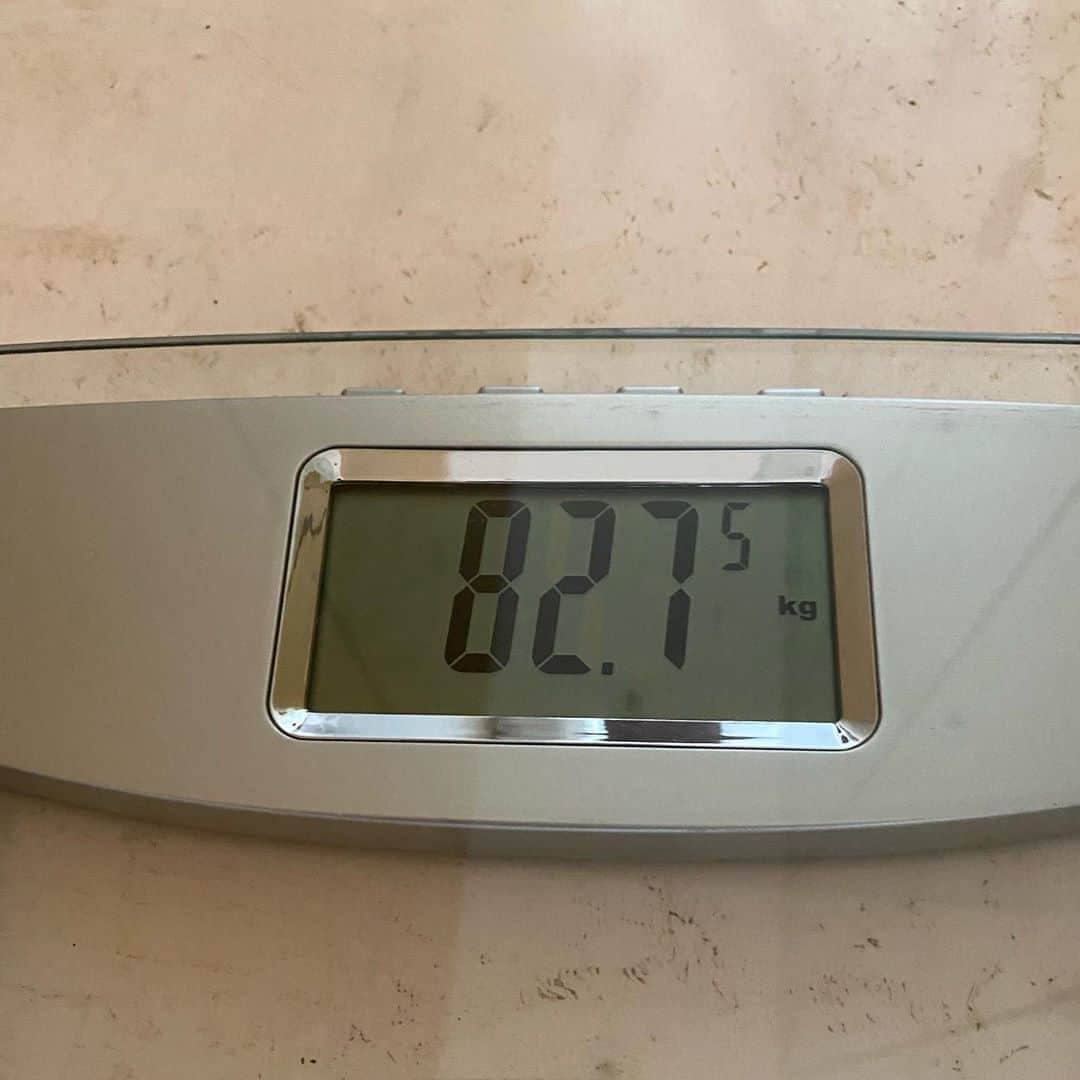 松久信幸さんのインスタグラム写真 - (松久信幸Instagram)「This is the weight that weighed 96kg when I started my self -restraint . I would like to see a number below 80kg,but no one can trust the skinny chef 👨‍🍳😂 so I think it enough 😊😊 96kg-82.7kg=13.3kg  13.3kg=29.321lb」7月13日 13時19分 - therealnobu