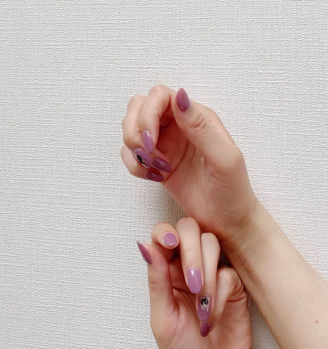 栗原恵さんのインスタグラム写真 - (栗原恵Instagram)「🌰 New nail…🧞‍♀️ ・ ・ #ハンドネイル」7月13日 13時21分 - megumi_kurihara_official