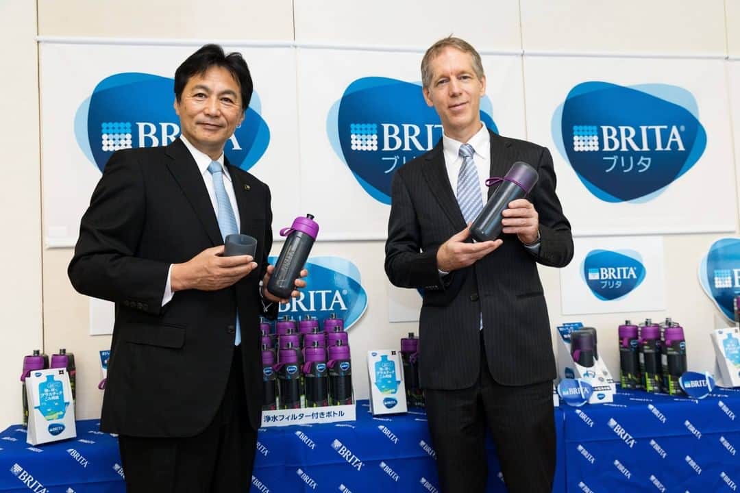 BRITA Japanのインスタグラム：「【亀岡市とBRITA Japanが包括連携協定を締結】  「明智光秀ゆかりの地」「京の奥座敷」として知られている京都府の亀岡市には、国の天然記念物「アユモドキ」を育む保津川（ほづがわ）が流れています。そんな美しい自然環境を守るため、亀岡市では全国で初めて「レジ袋完全禁止」を打ち出すなど、さまざまな取り組みを行っています。  この亀岡市とBRITA Japanは、2020年6月30日に、環境及び教育事業での包括連携に関する協定を締結しました。この連携によって、亀岡市は2018年に宣言した「かめおかプラスチックごみゼロ」の取り組みをさらに強化し、給水スポットの整備やマイボトルの普及の強化を予定しています。  BRITA Japanは、「世界に誇れる環境先進都市の実現を目指す亀岡市との包括連携を通して、「使い捨てプラスチックごみゼロ」の取り組みを全国的に促進させたいと考えています。」