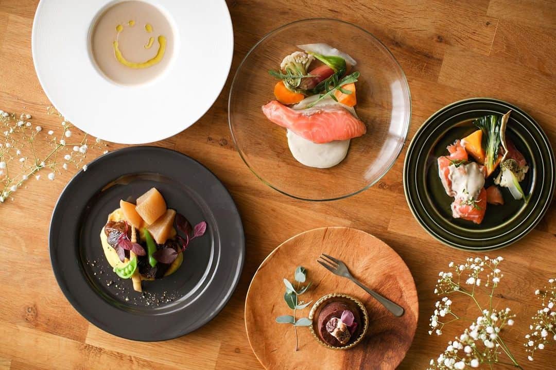 CRAZY KITCHENさんのインスタグラム写真 - (CRAZY KITCHENInstagram)「.﻿ HAKU wedding online”ひとつ屋根の下” /2020.5.24 《The English description is below.》﻿ ﻿ 「 #結婚式を諦めない 」為のオンラインウェディング「HAKU wedding online」にて、ゲスト全員がご自宅で楽しめるお料理をご提供させていただきました。﻿ ﻿ 今回のコンセプトは「ひとつ屋根の下」。﻿ ﻿ オンラインであっても、通常のウェディングで体験できるような特別感のあるコース構成にしつつ、「ひとつ屋根の下」のコンセプトが感じられるよう、人の手の温度が感じられて、あたたかい気持ちになれるお料理をご提案いたしました。﻿ ﻿ ご自宅に届くのは、冷蔵のGIFT BOX。﻿ 一箱にぎゅっとつまった愛情を紐解いて、盛り付ける作業さえ楽しんでいただきたいという想いでお作りしました。﻿ ﻿ ご結婚式当日は、新郎新婦様とゲスト全員で、わいわい料理を盛り付けながら、楽しい時間を過ごしていただけました。﻿ ﻿ 【MENU】﻿ ・ヒオウギ貝のカルパッチョ﻿ ・八幡平マッシュルームのポタージュ﻿ ・サーモンのミキュイ﻿ ・牛ほほ肉の煮込み﻿ ・アマゾンカカオのガトーショコラ﻿ ﻿ -------------------------﻿ 新型コロナウィルス（COVID-19）感染症拡大懸念と日本全体の自粛要請により、結婚式の延期や中止を検討している新郎新婦が増加している背景から、物理的に集まらなくてもオンラインで結婚式が開催できるサービスをいち早く開始した「HAKU wedding online」の結婚式に対する思いに共感し、私たちは料理の提供を開始することにいたしました。﻿ --------------------------﻿ ﻿ At "HAKU wedding online", an online wedding for “Not to give up on holding a wedding ceremony", we offer food that all guests can enjoy at home.﻿ The concept of this time is "living under one roof."﻿ Even if you are online, we have designed a meal course with a special feeling that you can experience a normal wedding ceremony. ﻿ In addition, we proposed a dish that will give you a warm feeling as you feel the warmth of your hands so that you can feel the concept of “living under one roof”.﻿ ﻿ ﻿ CHEF：武本南 by @crazy_kitchen_insta ﻿ ﻿ #crazykitchen﻿ #クレイジーキッチン﻿ #ケータリング﻿ #パーティー﻿ #ウェディング﻿ #コース料理﻿ #ギフトボックス﻿ ﻿ @haku_wedding  #オンラインウェディング﻿」7月13日 18時53分 - crazy_kitchen_insta