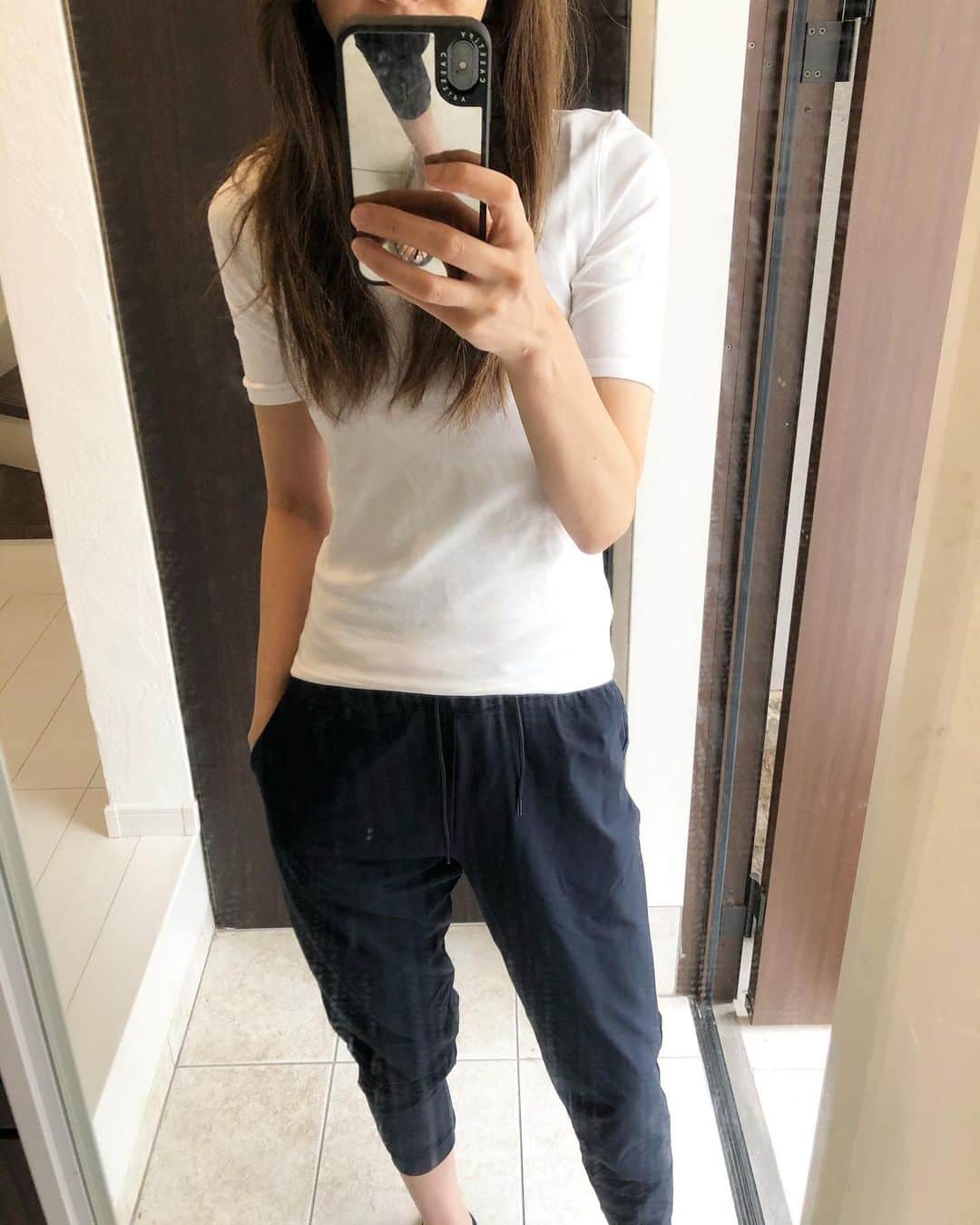 のインスタグラム：「2020.7.13. . 生憎の雨やから、溜まったドラマ鑑賞(ت) お家で履くだけには勿体ない#ウルトラストレッチアクティブジョガーパンツ  いつもはS買うけど、これはMにしてユルっと。 次は外に履いていこう♡ . お色はネイビーにしました さ♥️まだまだドラマ鑑賞 . Tshirt #uniqlou #フィットクルーネックt  sizeS .  #ユニクロTシャツ部 #ユニT #uniqloginza2020SS #Tシャツコーデ #PR  #上下ユニクロ部  #高身長女子  #ユニクロコーデ #ユニクロ購入品 #ジョガーパンツ #uniqloコーデ  #着回しコーデ #アラフォーコーデ # #locari」