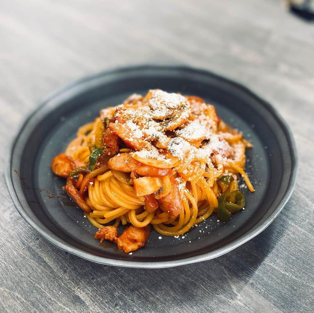 山﨑 薫のインスタグラム：「至極のナポリタン🍝 最近、調理器具を買ったので事務所で料理しています。  いつも行くレストランの味を再現しようと生パスタを買ってきてナポリタンを作りました。  料理研究家のリュウジさんのバズレシピを基本にコンソメとトマトピューレも足して、結構レストランの味に近づけられた「至極のナポリタン」。  美味しかった😋  淡路島の玉ねぎのポタージュと一緒に🧅  #至極のナポリタン  #バスレシピ #大人のナポリタン #玉ねぎの冷製スープ #淡路島玉ねぎ #みやざきファーム」