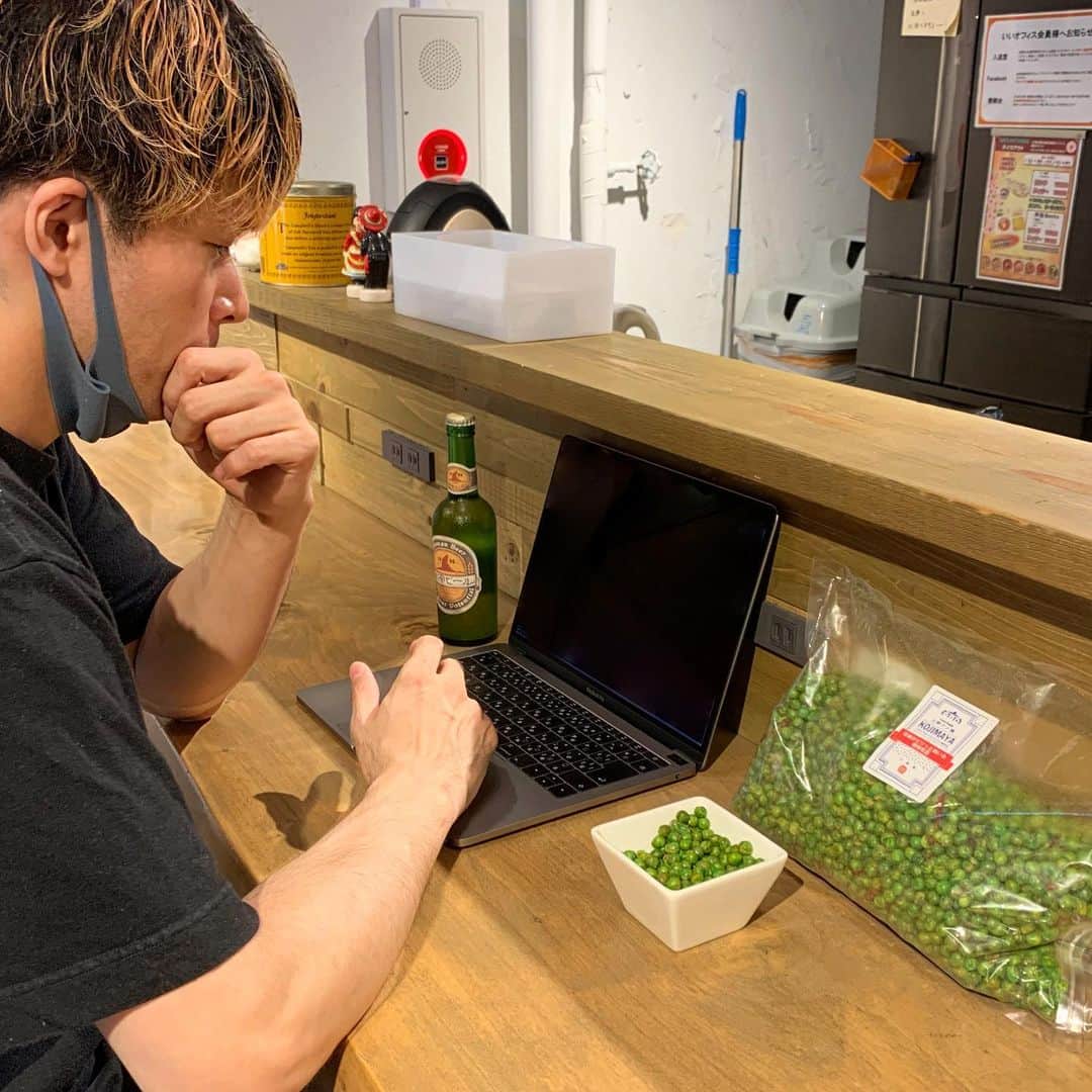 のインスタグラム：「＼今日のいいオフィス上野／ 管理人のレンツさん。出勤するなりビールですかー？  なんでも、おやつに購入した「麻辣青豆」が美味しすぎて、ビールを見ながらいい雰囲気で仕事したかったそうです。変わってますね😊  それにしても、いいオフィス上野から徒歩10分アメ横の小島屋の麻辣青豆、激おすすめです！日が暮れてきたら晩酌しながらいかがですかー？  気になるお味ですが、レンツさん曰くカラッとあがった青豆に、塩味の効いた山椒スパイスと咀嚼音が最高とかなんとか言ってました😊  #LIG #いいオフィス #リモートワーク #コワーキングスペース #シェアオフィス #おやつ #アメ横 #小島屋 #麻辣青豆 #ビール #飲みながら」