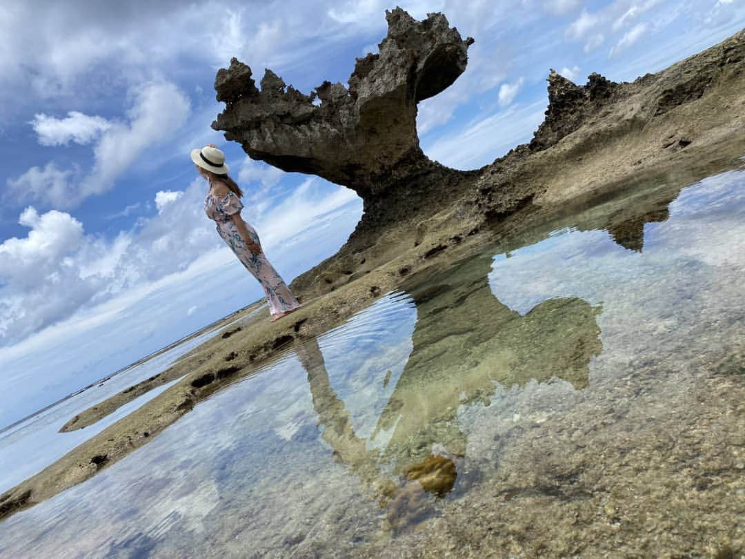 聖母リナコのインスタグラム：「全身でエネルギーを感じた初の沖縄🍍🌴 ． 初日は地元の子どもたちと飛び込みしたり、毎日夕焼け見たり海行ったり楽しかった🤤♥️ ． 載せたいもの多すぎて、まずは、きれいな景色シリーズです(笑) ． #沖縄 #沖縄旅行 #古宇利島 #海 #夕焼け #飛び込み #自然 #旅行 #エネルギー #景色 #ビーチ #ビキニ」