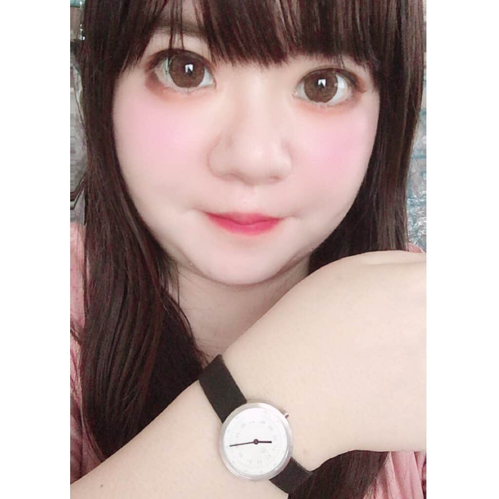 hoshizaki eriのインスタグラム：「. @mavenjapan のスタイリッシュな時計🕰 コンセプト【都会と自然】にぴったり！ 細めのベルトで女性らしく可愛くも見えます！ . 【eriiifzd】 のクーポンコードで 10%オフになります💖 よかったらおそろにしましょー❣️ . . #時計 #腕時計 #mavenjapan #手元倶楽部 #手元コーデ #watches #大人ウォッチ #スタイリッシュ #pleaselikeit #likebackalways #followme #present #followback #相互フォロー #PR #pinkpinkpink💕 #大人コーデ #手元オシャレ #ootd #스타일 #패션스타그램 #맞팔 #팔로미」