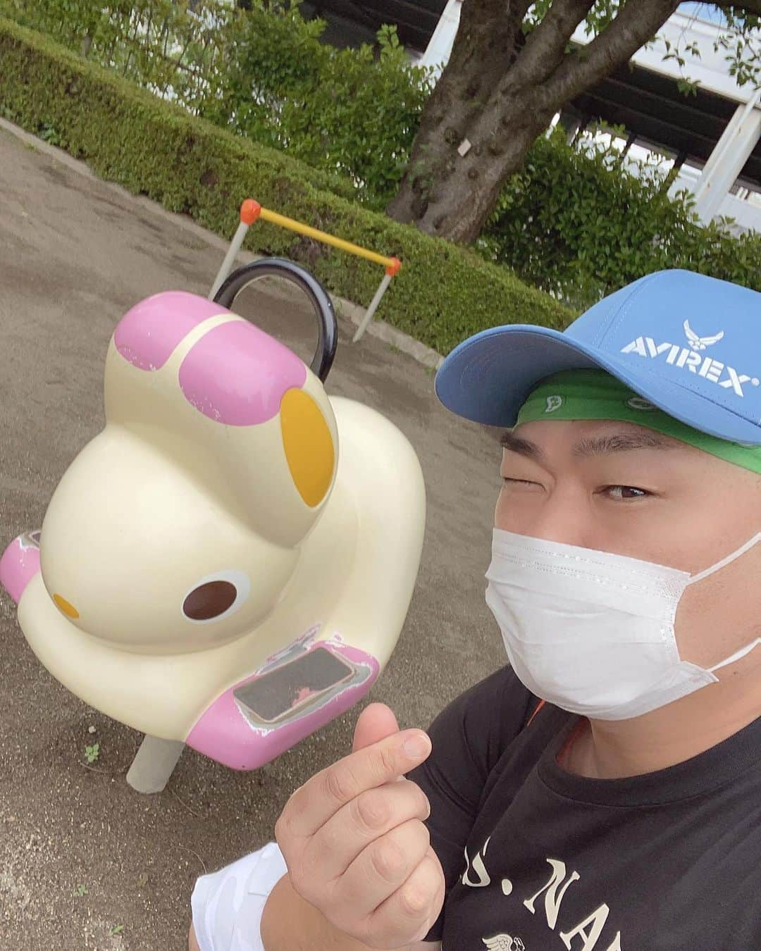 クロちゃんさんのインスタグラム写真 - (クロちゃんInstagram)「うさちゃん誰か待ってるしんかー？ 寂しそうだから、クロちゃんも一緒にいてあげるしんねー。」7月13日 13時59分 - kurochandesuwawa