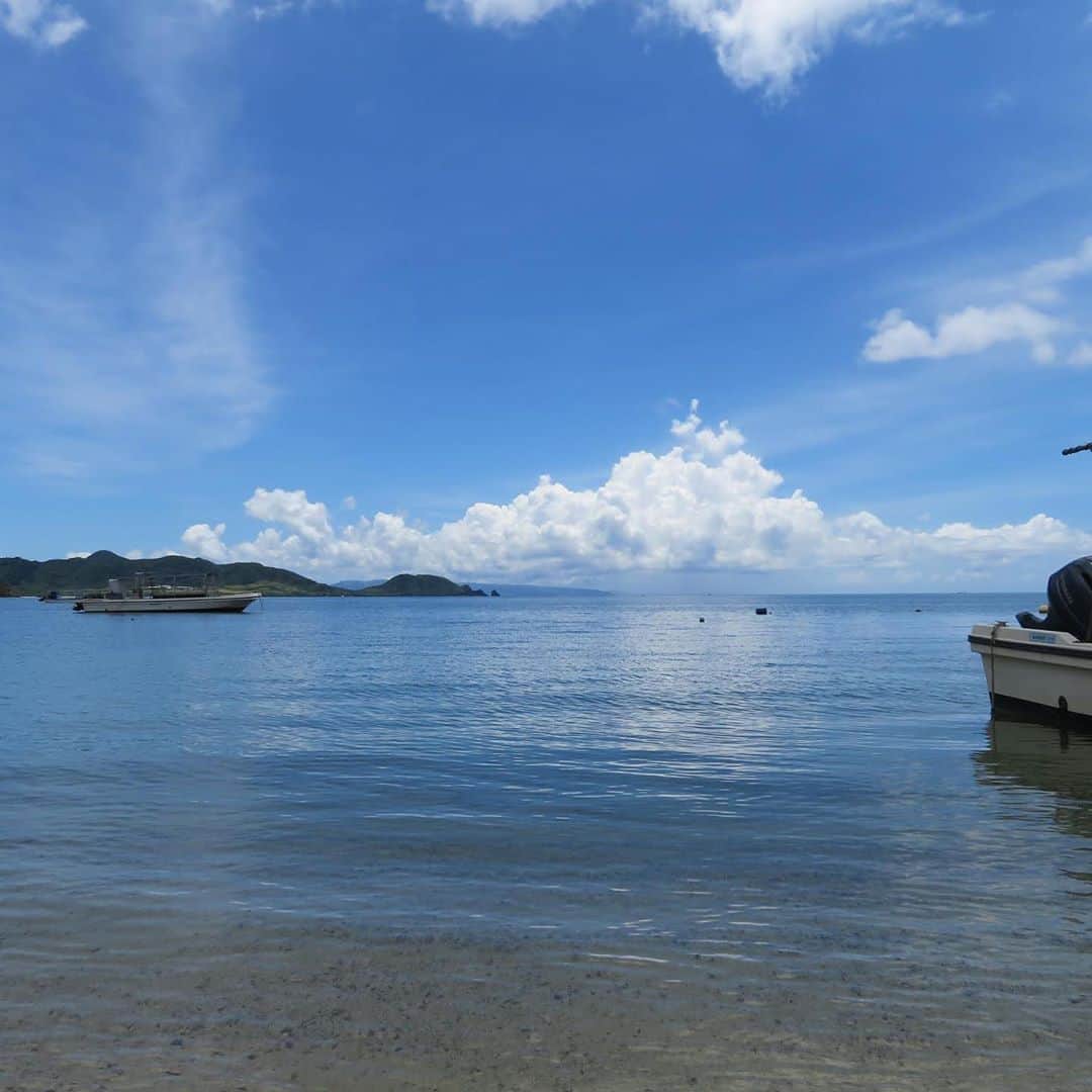 のインスタグラム：「穏やかな底地ビーチ🏖  今日は無風に近く海が穏やか。 その分蒸し暑さが…  #石垣島　#石垣シーサイドホテル　#底地ビーチ　#白い砂浜　#青い海　#鏡の様な海  #okinawa #ishigaki #yaeyama #beach #summer #ocean #island #hotel #trip #japan」