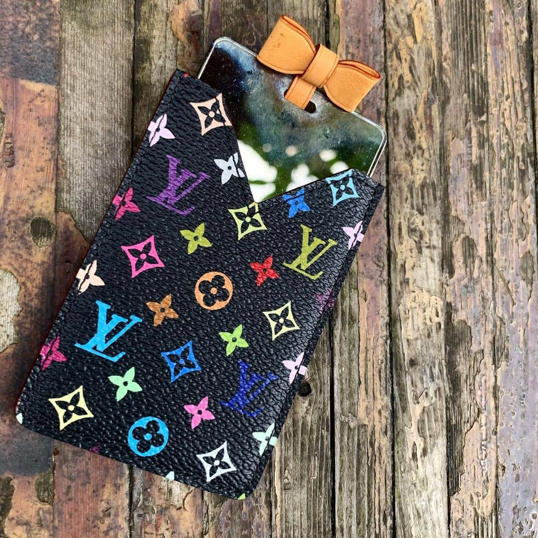 Vintage Brand Boutique AMOREさんのインスタグラム写真 - (Vintage Brand Boutique AMOREInstagram)「Louis Vuitton Etui Compact Mirror x Takashi Murakami from 2004  On web search for Black AO24289  Free Shipping Worldwide✈️ ≫ ≫ ≫✉️ info@amorevintagetokyo.com  #AMOREmeetsLVxMURAKAMI #村上隆 #ヴィンテージ #ルイヴィトン  #ヴィンテージルイヴィトン #ヴィンテージブランドブティック #アモーレ #アモーレトーキョー #表参道 #青山 #東京 #louisvuitton #takashimurakami #murakamitakashi #vintage #vintagelouisvuitton #louisvuittonvintage #amoretokyo  #amorevintage #vintageshop #amoregentlman #アモーレジェントルマン #popupstore」7月13日 14時12分 - amore_tokyo