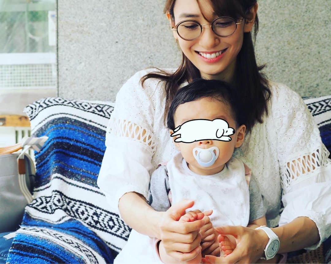 小林夏子のインスタグラム：「梅雨の晴れ間のブランチたいむ。 息子くんちょこまか。  ピンク服デビュー☺︎  いつの間にか撮られてた カエルみたいな足。  #blunch #familytime #myson #10months  #baby #mom #rainyseason #days #cafe #style #frogfingers  #love #life #thanks」