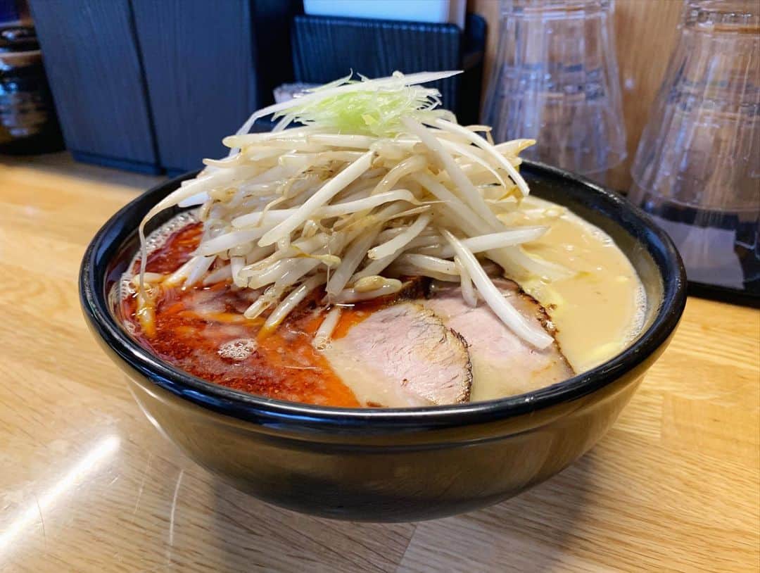 のインスタグラム：「荻窪で味噌っ子！ 野方の『味噌麺処 花道』出身の店主さんが営むお店です。 辛味噌ラーメンをチョイスしたので丁寧に炒める豚骨ベースの味噌スープにラー油が混ざり、徐々に辛さが強まっていきます🔥 中太モッチリ食感の麺もスープとの絡みが良くてベストマッチ！ ハイレベルな味噌ラーメンです🍥 #susuru_tv #1625日目 #味噌っ子ふっく #荻窪 #東京 #辛味噌ラーメン #ちゃーしゅー飯 #超うまい  #ラーメン #らーめん #ramen #ラーメン部 #ramennoodles #毎日ラーメン生活 #麺スタグラム #japaneseramen #japanramen #foodstagram #foodie #noodles #instanoodle #instaramen #instafood #susururecommended #荻窪ラーメン #味噌ラーメン」