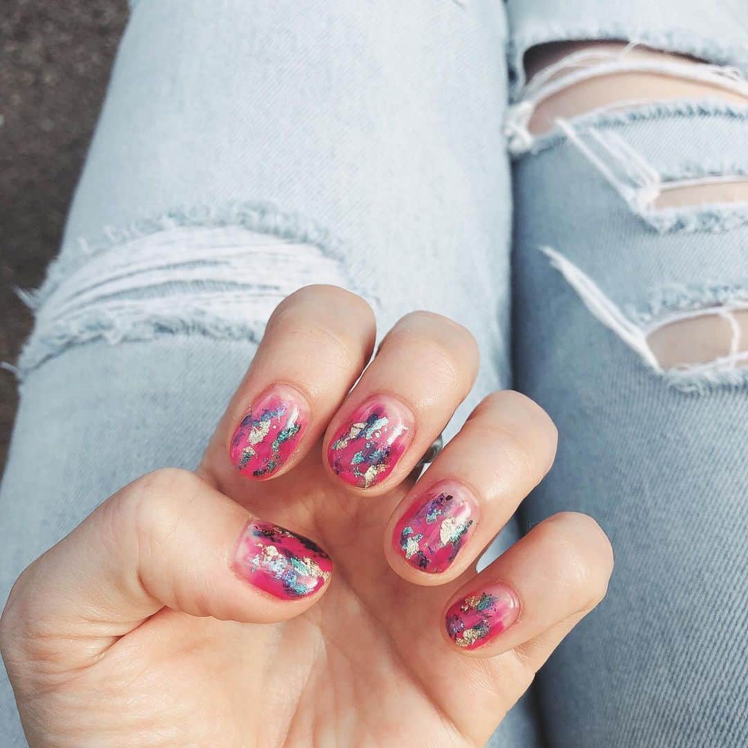 のインスタグラム：「約4カ月ぶりに出来たネイル💅 @manami_latte._lowaly  今回もマナミにやってもらったんだけど、 元気がなかなか出ない こんな時だからこそ  今年は残念ながら中止だけど 気分が上がるカーニバルやお祭りのような Happyなネイルにしてもらいました🍒 久々のネイルだし めちゃ可愛いくて。。 今までにない嬉しさ😭  Thankyou MANAMI♡  マナミのネイルサロンでは ネイリストの方みなさんフェイスシールドにマスクをしていて、飛沫防止パーテーションもちゃんと付けてくれているのでコロナ対策バッチリで 安心してネイルしてもらえました！ 今本当に大事だよねこうゆう安心感。  早くみんなに会いたいなぁ  今日もお互い気をつけていきましょ👍 ・ ・ ・ #newnail #summernails  #happynails  #colorful」