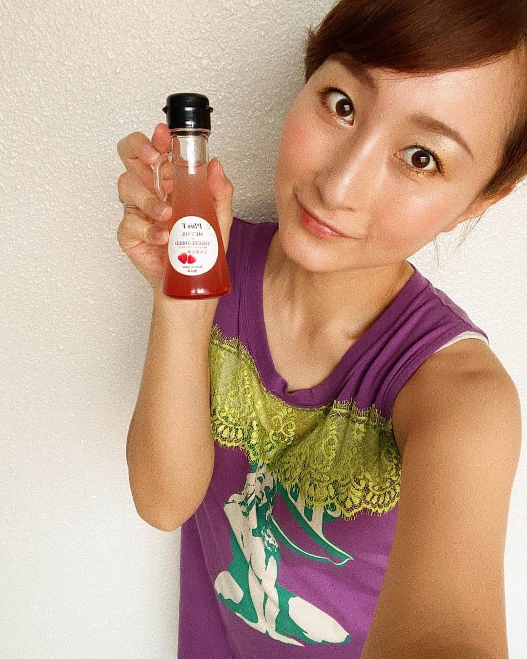 板倉由姫乃さんのインスタグラム写真 - (板倉由姫乃Instagram)「Plus F MCT OIL +FREEZE DRIEDとちおとめ🍓✨ . . 久しぶりに実家で母とlunch♡✨ 母は昔からとっても料理が上手です!! . . ヘルシーランチでした❤MCTオイルは美容や健康にいいと言われていますよね❤摂取した方がいいオイルってことで、コレ使ってみました!! . @plusf_mct  サラダにかけたりヨーグルトにかけたりパンに付けたりしてみました☺ . . . 想像つくと思うのですが、パンにつけたらめちゃ美味しかったです❤ いちごの味が結構濃くて美味しかったです！！ 毎日とるといいみたい！🍓 他にもニンニクとか唐辛子、ブルーベリーもあるみたいですよ！ . . .  #フカイコーポレーション #mctオイル #中鎖脂肪酸 #インナービューティー #スーパーフード #ケトジェニック #pr #コラボベース」7月13日 14時24分 - yukigol6