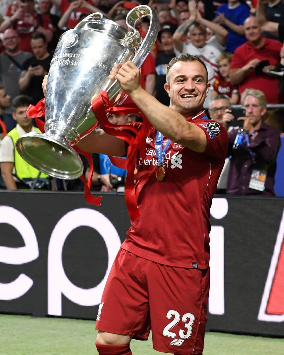 リヴァプールFCさんのインスタグラム写真 - (リヴァプールFCInstagram)「SHAQ 🤩 #OnThisDay in 2018, @shaqirixherdan became a Red 🙌🔴 #LFC #LiverpoolFC」7月13日 14時45分 - liverpoolfc