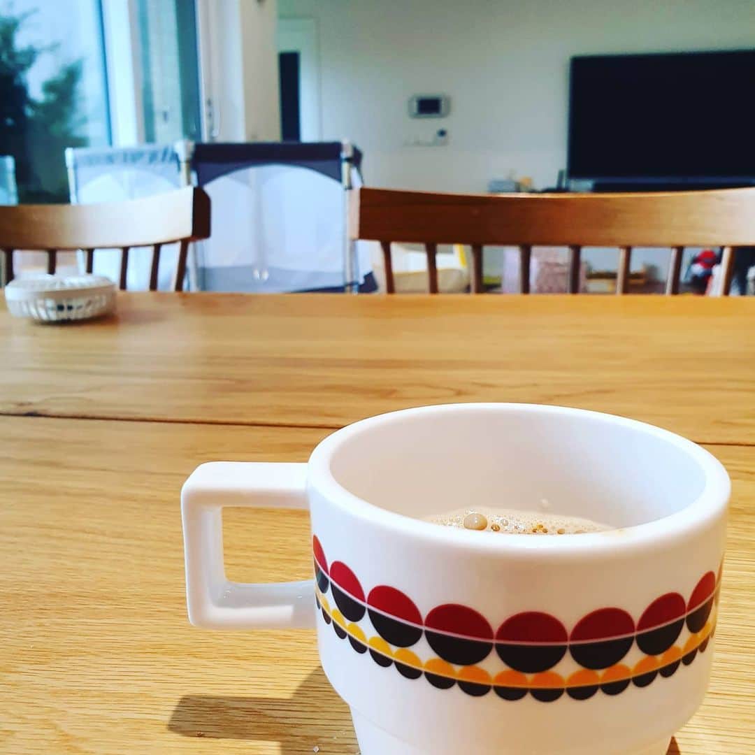 ユン・サンヒョンさんのインスタグラム写真 - (ユン・サンヒョンInstagram)「비오는 오후. 막둥이는 낮잠을 자고  나겸이는 혼자 셀프 파마중이고  나온이는 자꾸만 로싸 기타를 버렸냐고 물어본다.  #비오는오후엔 #믹스커피」7月13日 14時40分 - ailleursbibi