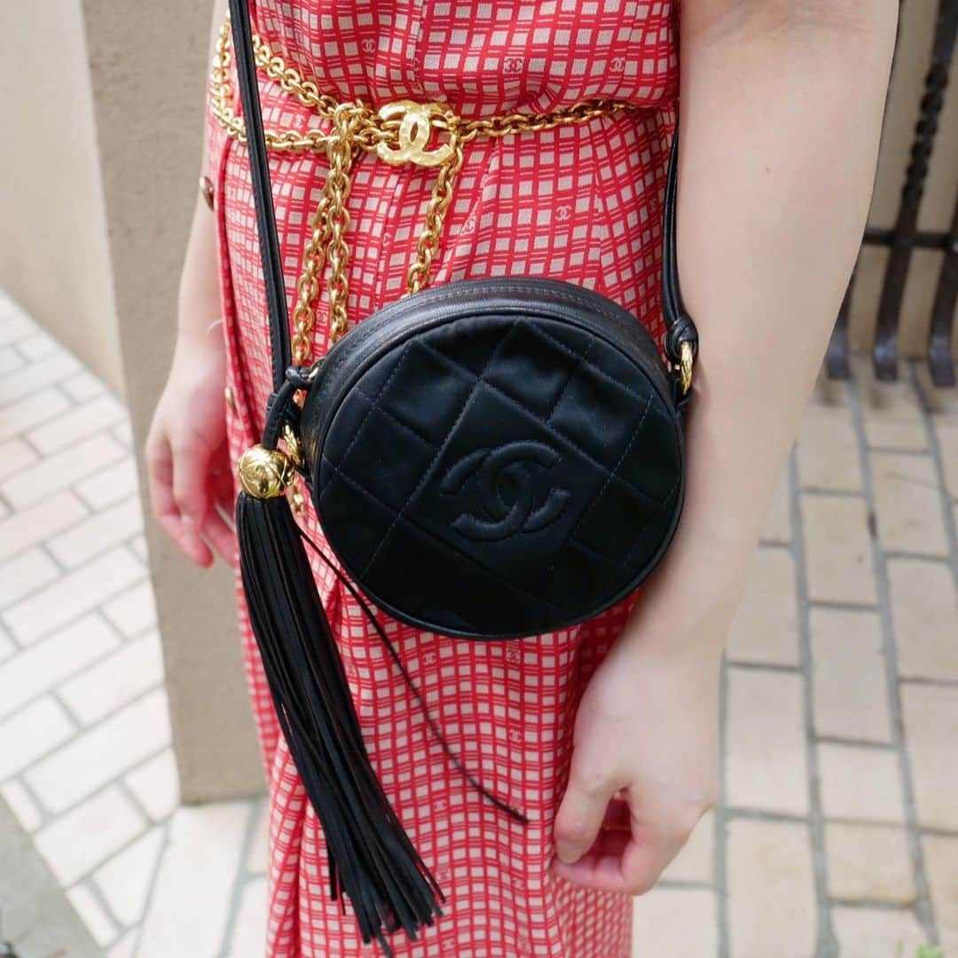 Vintage Brand Boutique AMOREさんのインスタグラム写真 - (Vintage Brand Boutique AMOREInstagram)「Vintage Chanel satin fringe shoulder bag.   On website search for AO16605.  ▶︎Free Shipping Worldwide✈️ ≫≫≫ DM for more information 📩 info@amorevintagetokyo.com #AMOREvintage #AMORETOKYO #tokyo #Omotesando #Aoyama #harajuku #vintage #vintageshop #ヴィンテージ #ヴィンテージショップ #アモーレ #アモーレトーキョー #表参道 #青山 #原宿#東京 #chanel #chanelvintage #vintagechanel #ヴィンテージ #シャネル #ヴィンテージシャネル #シャネルヴィンテージバッグ」7月13日 14時44分 - amore_tokyo