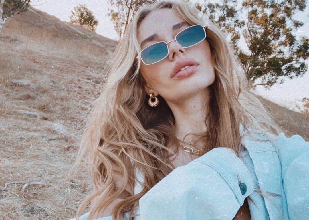 SONYA ESMANのインスタグラム：「raise your hand if you’ve ever felt personally victimized by having to write a caption WHEN THERE IS NONE.」