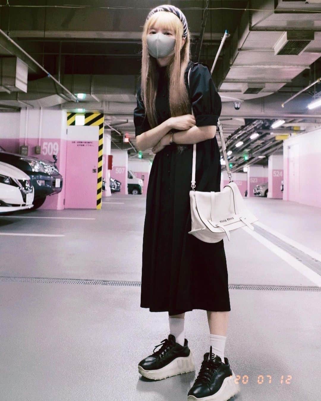 益若つばささんのインスタグラム写真 - (益若つばさInstagram)「お買い物した日の私服﻿ ﻿ ﻿お誕生日プレゼントを探しに行きました。たくさん歩けるようにスニーカーです👟﻿ ﻿ ﻿ モノトーンコーデで、﻿ マスクは大好きなピスタチオカラー(通称:豆色)の夏用マスクを最近見つけました☺️🥰﻿ マスクはドラッグストア😂🌈 ﻿ dress… @eatme_japan  ﻿ Bag&sneaker… @miumiu  ﻿ Headband… @houseoflafayette  そわちゃんからのプレゼント☺️﻿💓 @_wanco02m   ﻿ #ootd #fashion﻿ #マスク#mask」7月13日 14時54分 - tsubasamasuwaka1013