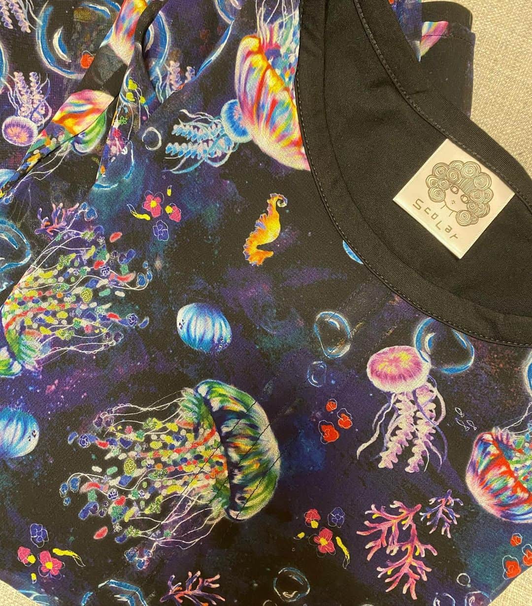 桜咲千依のインスタグラム：「スカラーのクラゲのお洋服✨ トップス発見できた( *´꒳`* )  ネイビーとグリーンのスカート持ってたので、黒のトップス買えて、全色揃えられた🐈 上下同じ色じゃないけど、可愛いからついつい...(＊´ｖ｀) 何かと合わせて着よう～ฅ( ˙꒳​˙ ฅ)  #スカラー」