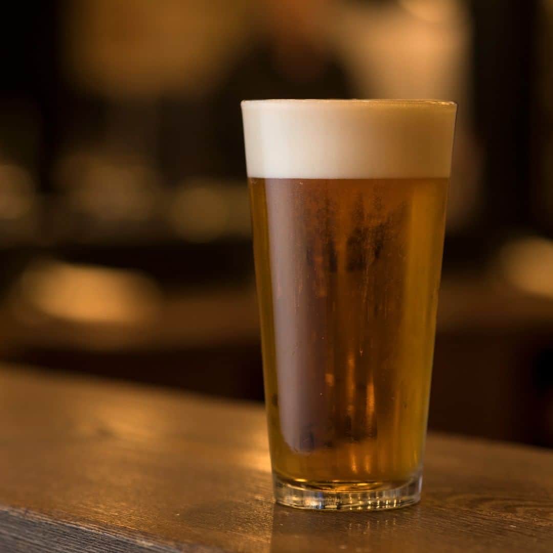 Courtyard by Marriott Tokyoのインスタグラム：「LAVAROCK HAPPY HOUR Starts 7/16 ラヴァロックのディナー7/16再開を記念して、 ハッピーアワーがスタートいたします。  皆様の笑顔をお待ちしています。 Turn that frown upside down!   ハッピーアワーで提供の2つのビール ・サントリー東京クラフトビール ・サントリープレミアムモルツ LAVAROCKのオリジナルおつまみとご一緒にどうぞ！ 🍻   日付: 7月16日～ (17:30-19:00) 値段：共に通常 ¥980→¥500 ※日曜日・月曜日は臨時休業いたします。  We have Happy Hour starting on 7/16! (17:30-19:00) Our Drinks are almost half price!!!  Enjoy delicious LAVAROCK original snacks with your drink! 🍻   Starting Date: 7/16 Price: Was 980 yen, Now 500 yen ※Sunday & Monday Lavarock will be closed.  おつまみメニュー / Snack Menu: (一例）  フライドポテト＆ガーリックトースト　¥900 French Fries & Garlic Toast ¥900  スパイシーチキンウィング　¥900 Spicy Chicken Wing ¥900  スパイシーシュリンプ＆チップス　¥900 Spicy Shrimp & Chips¥900  海老と茸とジャガイモのアヒージョ　バゲット添え　¥900 Shrimp, Mushroom, and Potato Ajillo with a Baguette ¥900  牛肉のスパイシーフリット　フライドポテト添え　¥1,200 Beef Spicy Frites with French Fries ¥1,200  牛スジと茸のトマト煮込みショートパスタ　¥1,200 Beef Tendon and Mushroom Tomato Stew Short Pasta ¥1,200  ※表記料金は消費税が含まれていません。 Consumption tax is not included.  #日本橋 #銀座 #レストラン #bar #ビール #ホテル #東京駅 #京橋グルメ #京橋 #飲み屋 # #東京 #マリオット #ランチセット #丸の内ol #東京駅 #京橋グルメ #京橋 #東京 #丸の内 #OL #美味しい #東京グルメ #アメリカン #ラバーロック #アルコール  #お洒落な人と繋がりたい #おつまみ」
