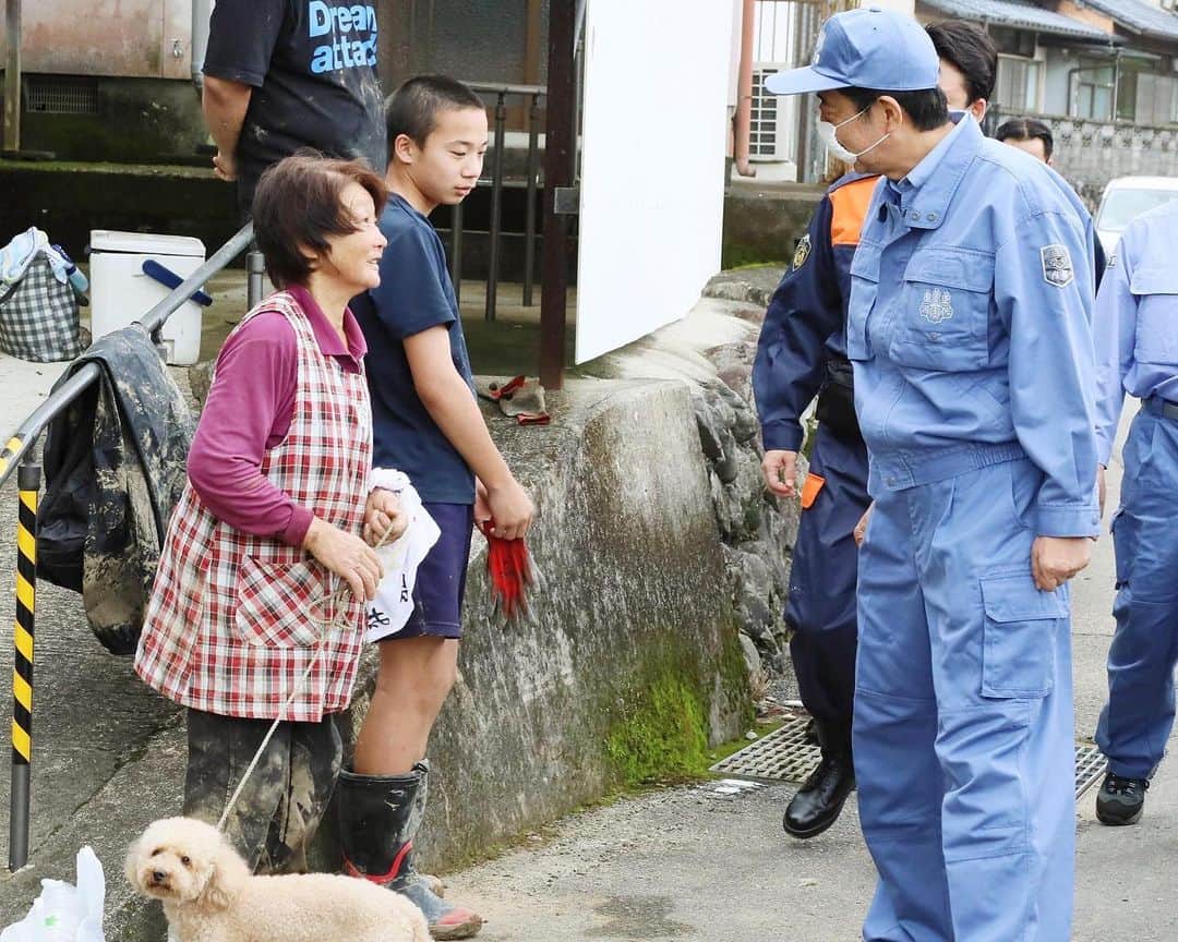 安倍晋三さんのインスタグラム写真 - (安倍晋三Instagram)「#repost @kantei 人吉市の避難所では、『火の国の湯』と名付けられたところで、自衛隊が入浴支援を行っています。発災から一週間余り、被災者の皆さんのため、救助活動のほか、災害廃棄物の搬出支援など生活支援に全力で当たっている彼らを本当に誇りに思います。 被災者の皆さんからは、将来への不安の声をたくさんうかがいました。ホテルや旅館、賃貸住宅などのみなし仮設の確保、仮設住宅の建設によって、住まいの確保を急ぎます。 同時に、多くの農林漁業者、中小・小規模事業者の皆さんが、コロナウイルスで大きな影響を受ける中で、今回の災害が発生し、事業再開への気力も失いかねない厳しい状況にある。そうした声もうかがいました。 災害復旧のための予算や予備費をあわせ4000億円を超える財源をしっかり活用し、被災者の皆さんの生活となりわいの再建に向けた対策パッケージを早急にとりまとめます。このあと、官邸に戻り次第、非常災害対策本部を開き、関係閣僚に指示を出す考えです。  #令和2年7月豪雨 @shinzoabe」7月13日 15時02分 - shinzoabe