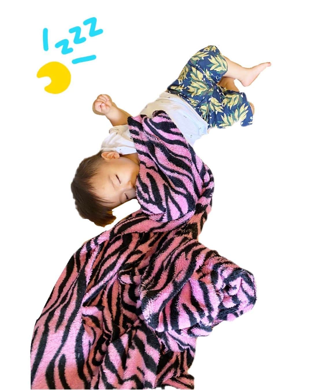 Momoeのインスタグラム：「. .  おやすみー💤 . . #happy #家事 #育児 #family #家族 #boy #smile #男の子 #息子 #code #love #lucky #kids #子供 #thankyou #宝物 #ベビー #fashion #follow #心 #縁 #パパ #ママ #家族写真 #男の子ママ #赤ちゃん写真 #photo #子育て #1歳 #flower」