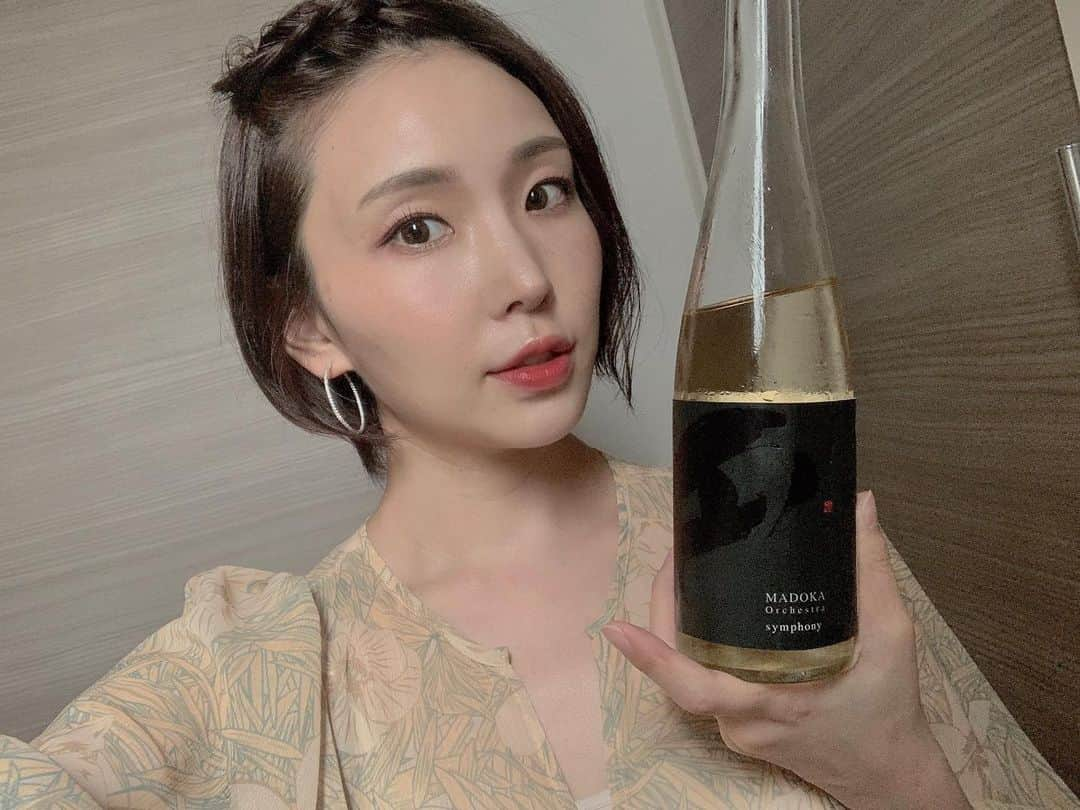 児玉アメリア彩さんのインスタグラム写真 - (児玉アメリア彩Instagram)「7月14日に発売予定の﻿ 日本酒の新商品【円(MADOKA)】のオンライン発表会に参加させていただきました！﻿ ﻿ 事前に送っていただいた【symphony】で乾杯しながらの参加🥂﻿ ﻿ ﻿ こちらは日本酒愛好家団体「東京日本酒部」さんと、﻿ 千葉県・木戸泉酒造さんとのコラボレーションのプライベートブランド。﻿ ﻿ ﻿ 定期的に行われている「蔵人体験」等のイベントを通じ「地域・酒蔵・人」との絆をつくり、﻿ 将来に向かって継続的に応援することが目的で生まれた企画だそう。﻿ ﻿ 蔵人体験で造られた醪で醸し、﻿ 木戸泉らしさ・個性を殺さずに、﻿ 飲み慣れていない方にも楽しんでいただける、﻿ 間口になるようなエントリーモデルが出来上がりました。﻿ ﻿ ﻿ 今回の【MADOKA orchestra】シリーズは3タイプ。﻿ 個性豊かな楽器がさまざまな音色・表現の可能性を持つことから、﻿ お酒を飲んだあとにボディが広がり、思わず声が上がってしまうような味わいを表現しているそう。﻿ ﻿ ----------﻿ ﻿ 『fanfare〜ワクワクなお酒』﻿ イメージは 未来・太陽・始まりなど。﻿ スパークリングタイプで、軽快な酸味、口触りよくスッキリな味わい。﻿ 乾杯酒、食前酒にぴったり。﻿ ﻿ 『regato〜ウキウキなお酒』﻿ イメージは 現在・夕日・リラックスなど。﻿ 柑橘系の香りで、軽快でさわやかな酸味、少しのビター感があり﻿ 食中酒としてなどオールラウンダー。﻿ ﻿ 『symphony〜ドキドキのお酒』﻿ イメージは 将来・挑戦・間接照明など。﻿ 軽快な飲み口と酸味でほのかにスパイシー、コクと少しの複雑さがあり、﻿ メインのお食事と合わせやすい。﻿ ﻿ ----------﻿ ﻿ 詳細・購入は以下のページから！﻿ ﻿ ＜商品詳細ページ（購入先へリンクも設置）＞﻿ https://www.tokyosake.net/oursake/madoka/﻿ ﻿ ＜ご購入はこちら＞﻿ https://inishiesake.com/product/slx-madoka-release/﻿ ﻿ ﻿ この度はおめでとうございます！﻿ 素敵な機会をありがとうございました☺️﻿ ﻿ ﻿ ﻿ ﻿ ﻿ ﻿ ﻿ #portrait #instalike #misssake #児玉アメリア彩 #ミス日本酒 #日本酒 #日本酒女子 #日本酒インスタグラマー #ポン酒タグラム #sakemake #日本酒フォト #sakekampai #sakebottle #飲酒タグラム #酒スタグラム #日本酒で乾杯 #sakelover #sakephotography﻿ #sake #sakegirl #sakestagram #japanesesake #japanesemodel #selfie #selcagram」7月13日 15時08分 - aya_amelia_kodama